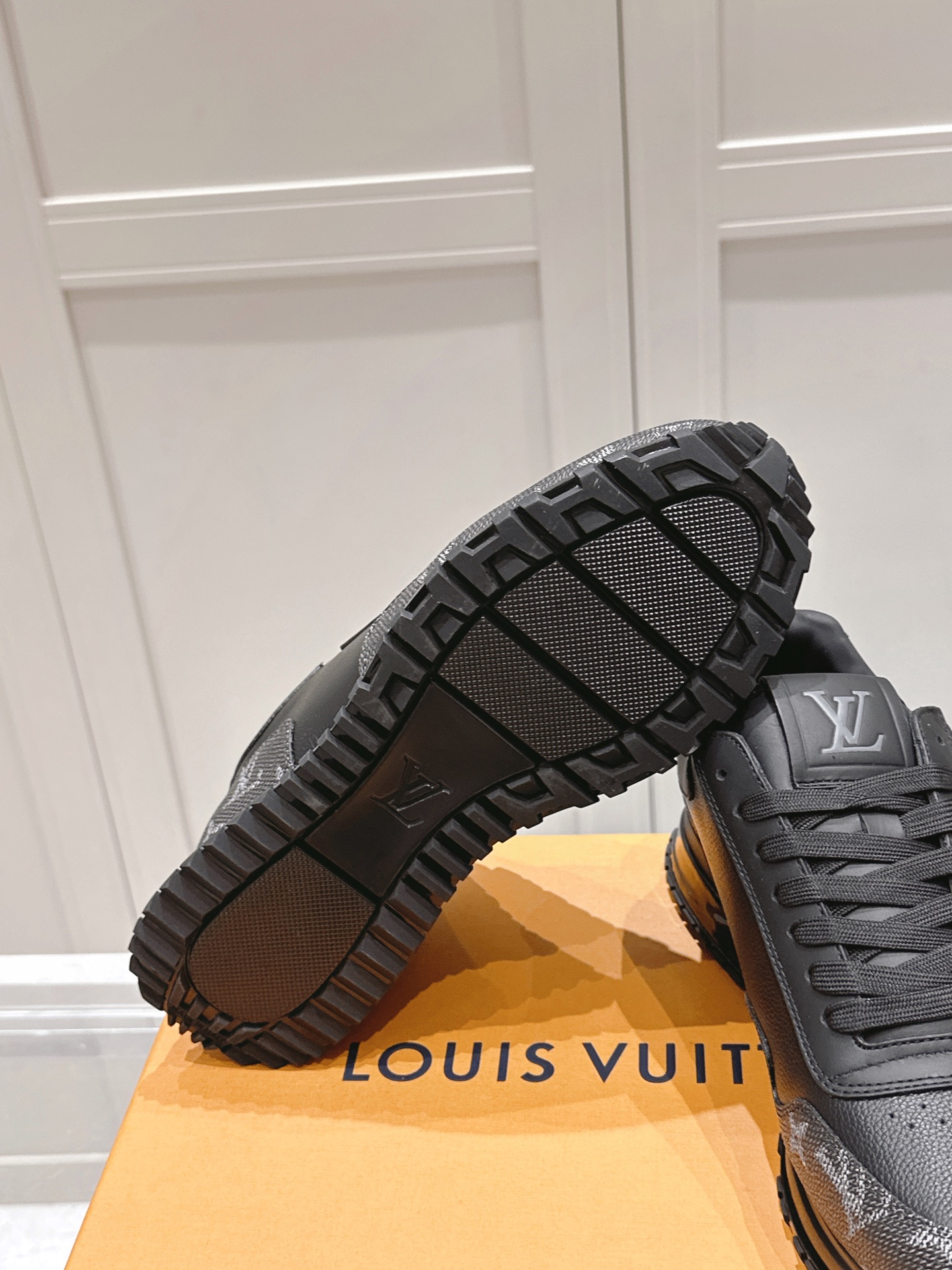 LV頂級復刻Run Away 黑色老花男鞋 潮流必備款式｜歐美奢侈品精品推薦