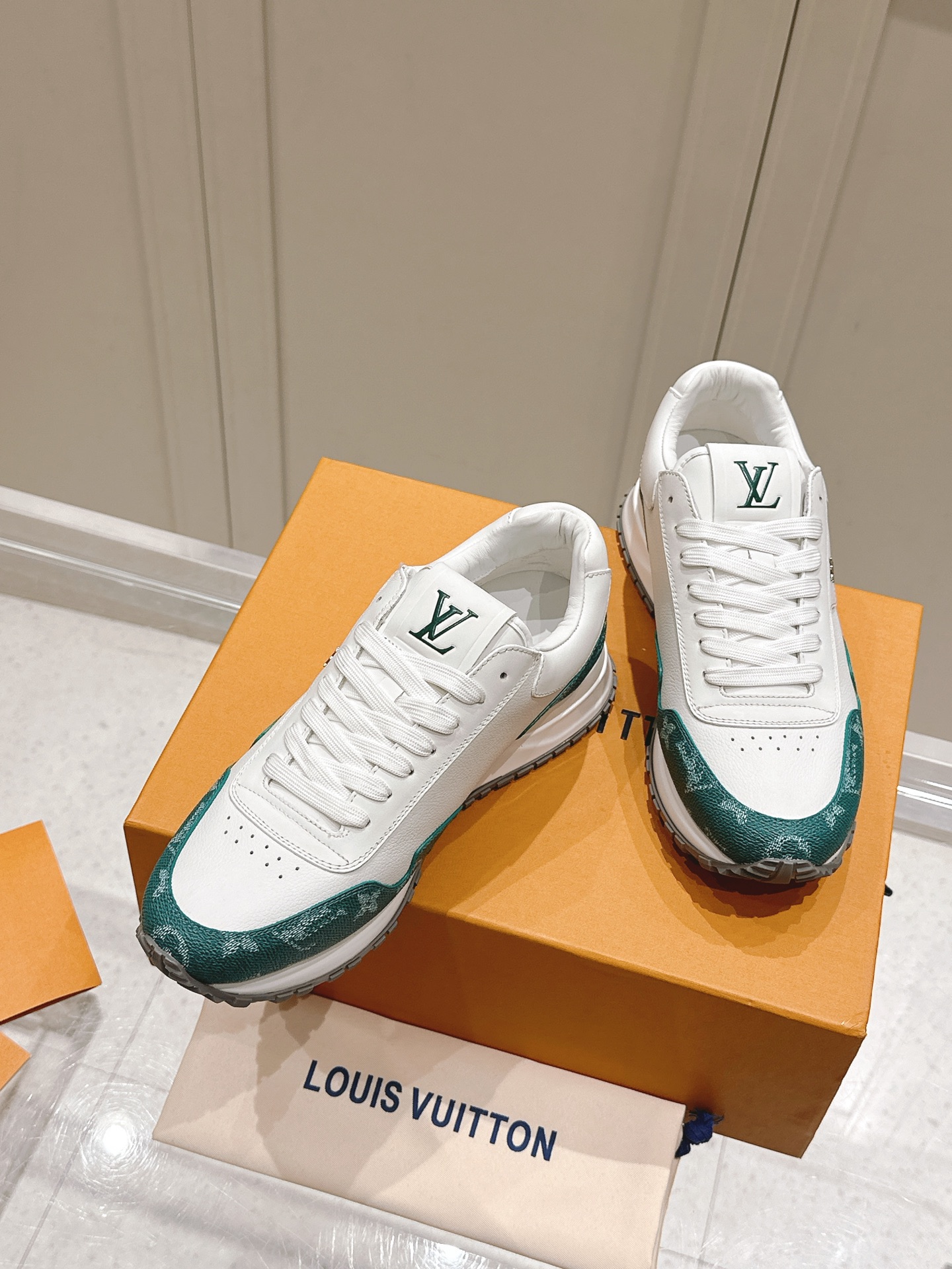 LV高品質仿Run Away 白綠老花拼接運動鞋 潮流新作｜歐美奢侈品精品推薦