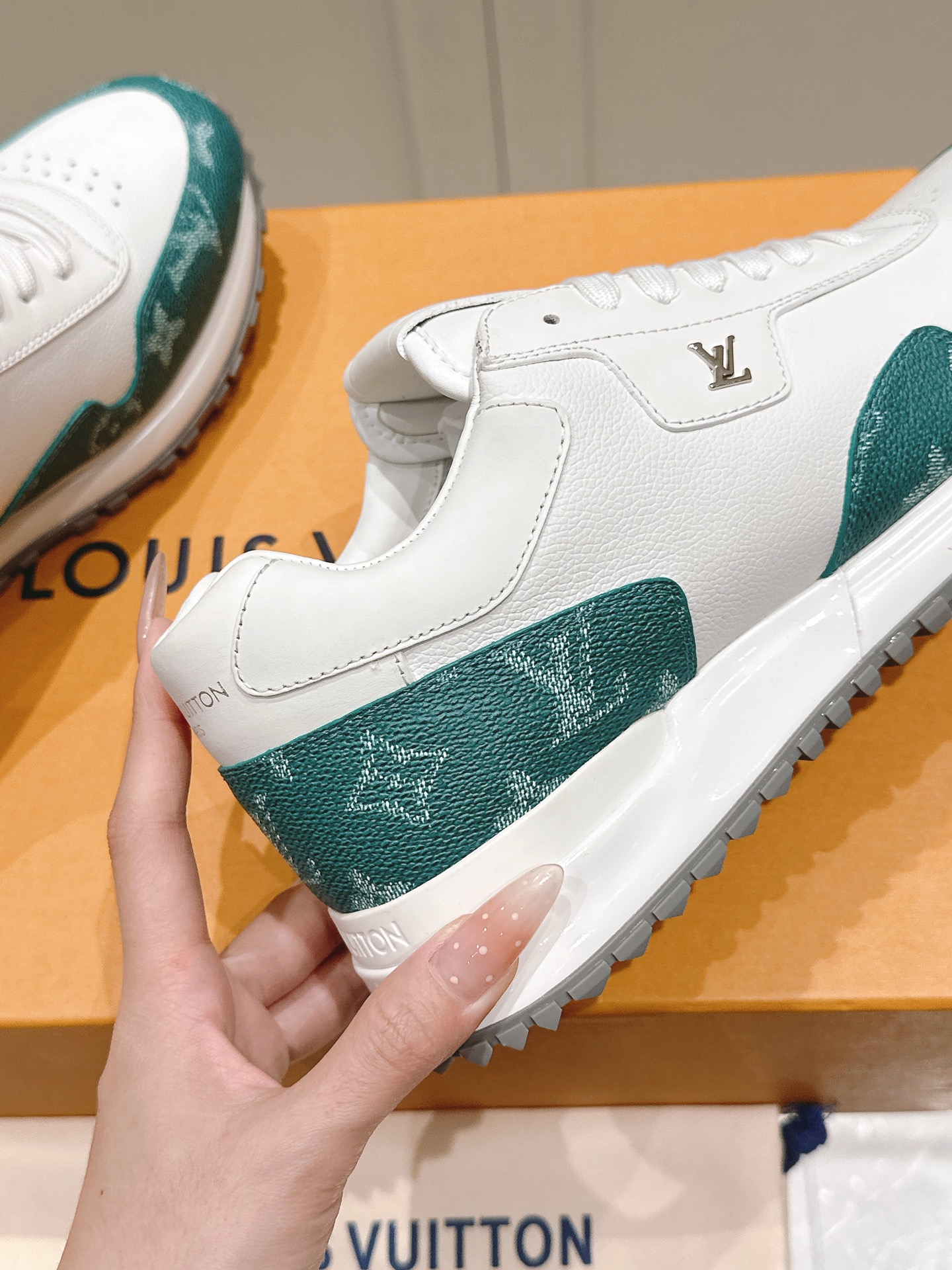 LV高品質仿Run Away 白綠老花拼接運動鞋 潮流新作｜歐美奢侈品精品推薦
