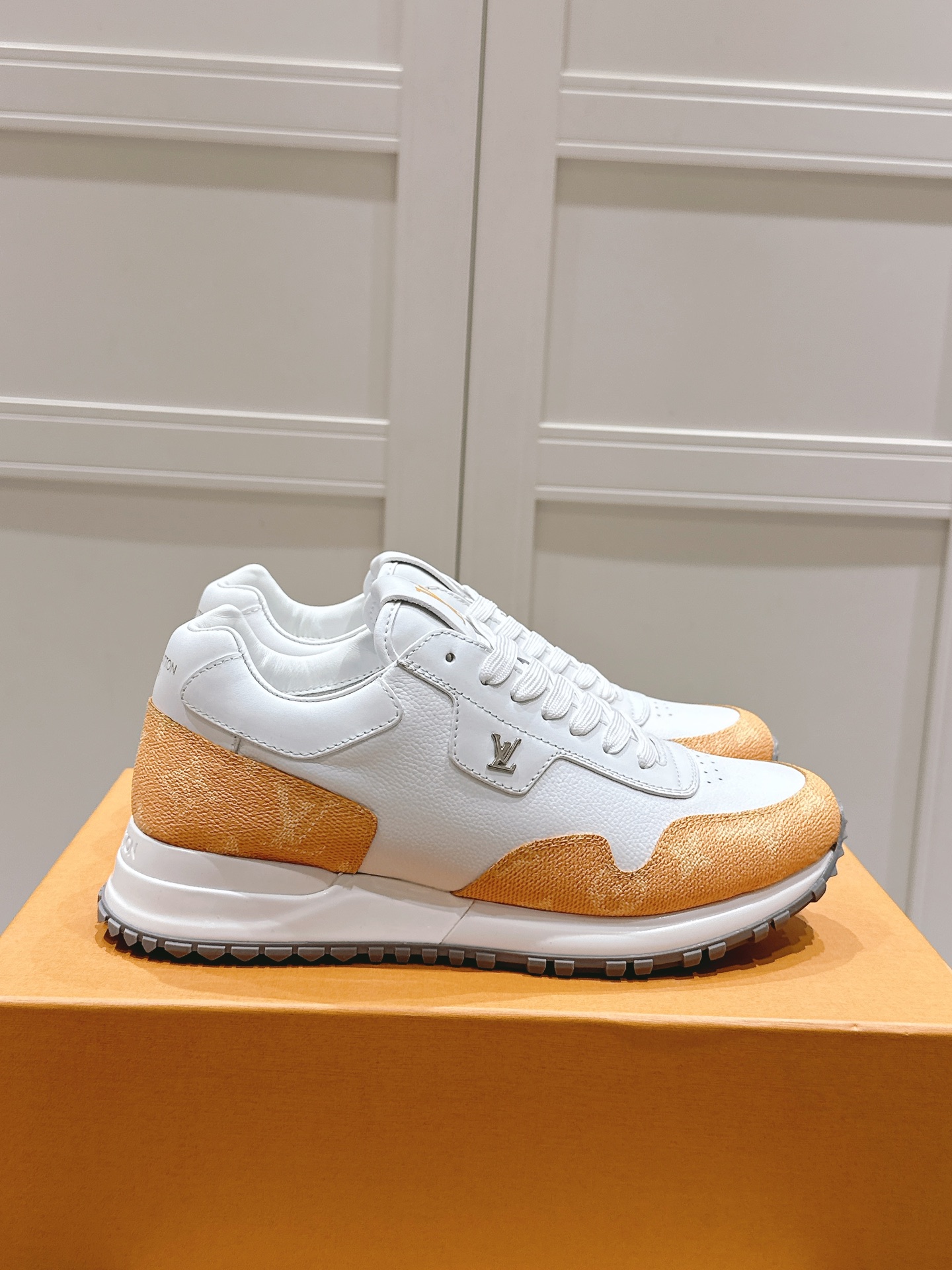 LV復刻Run Away 白黃老花設計 潮搭吸睛配色鞋款｜歐美奢侈品精品推薦