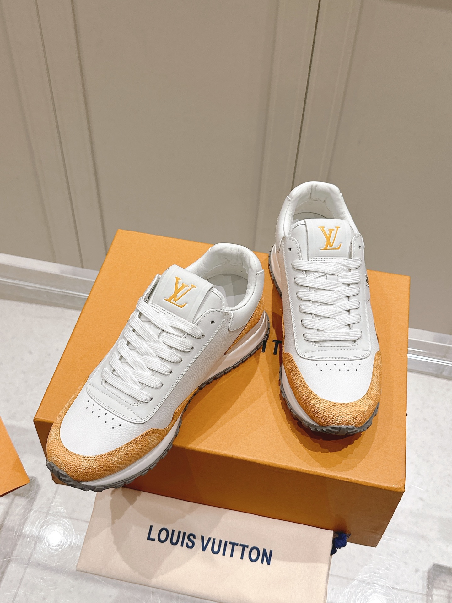 LV復刻Run Away 白黃老花設計 潮搭吸睛配色鞋款｜歐美奢侈品精品推薦