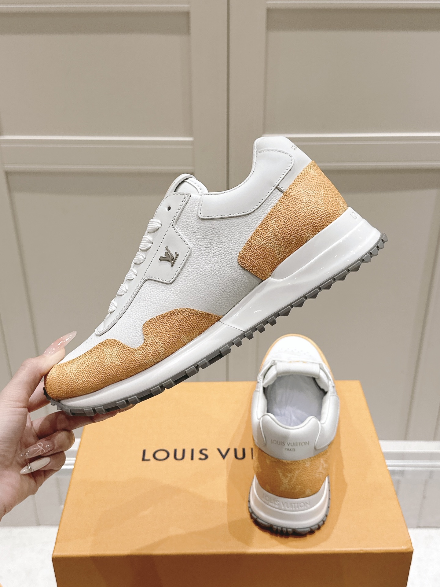 LV復刻Run Away 白黃老花設計 潮搭吸睛配色鞋款｜歐美奢侈品精品推薦