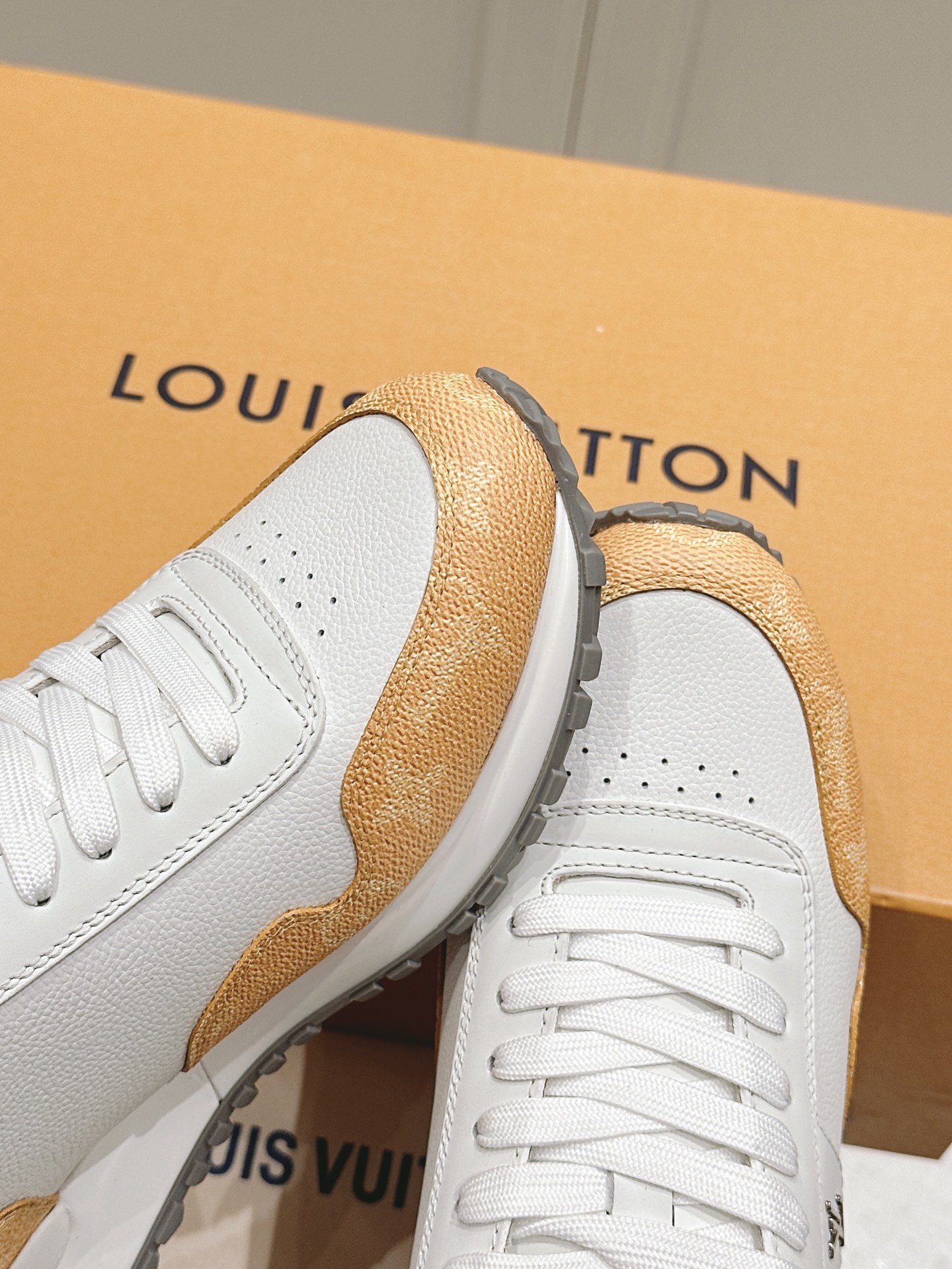 LV復刻Run Away 白黃老花設計 潮搭吸睛配色鞋款｜歐美奢侈品精品推薦