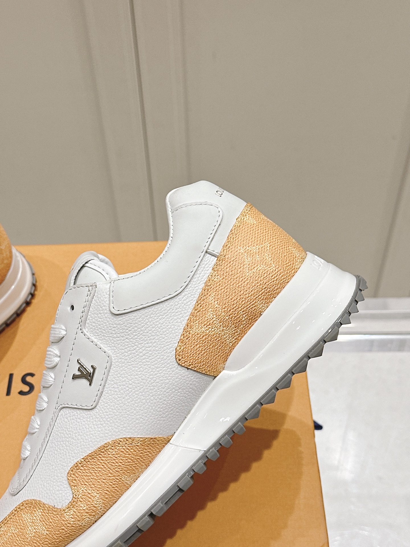 LV復刻Run Away 白黃老花設計 潮搭吸睛配色鞋款｜歐美奢侈品精品推薦