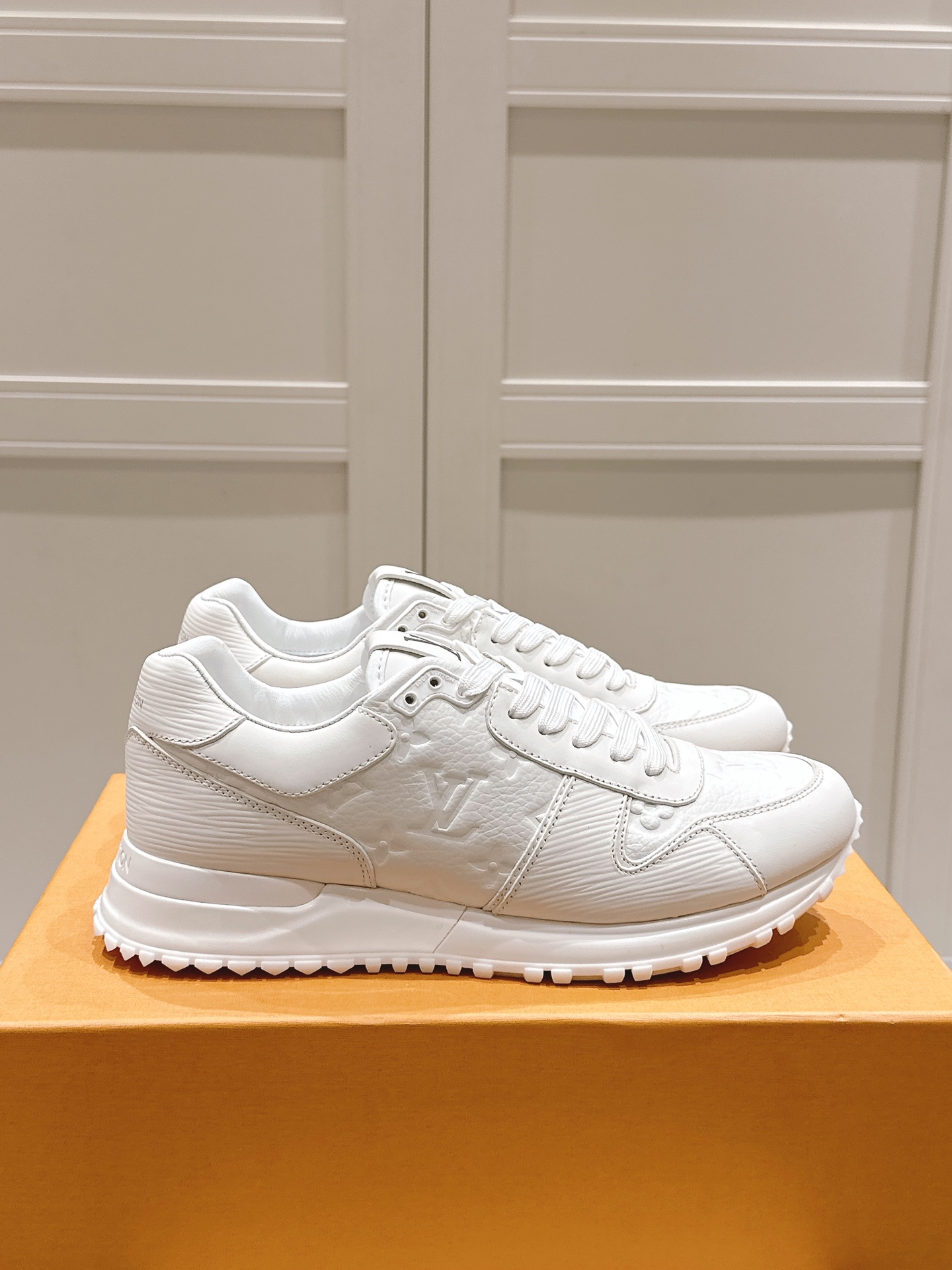 LV原廠復刻Run Away 白色真皮運動鞋 男士必備百搭款｜歐美奢侈品精品推薦
