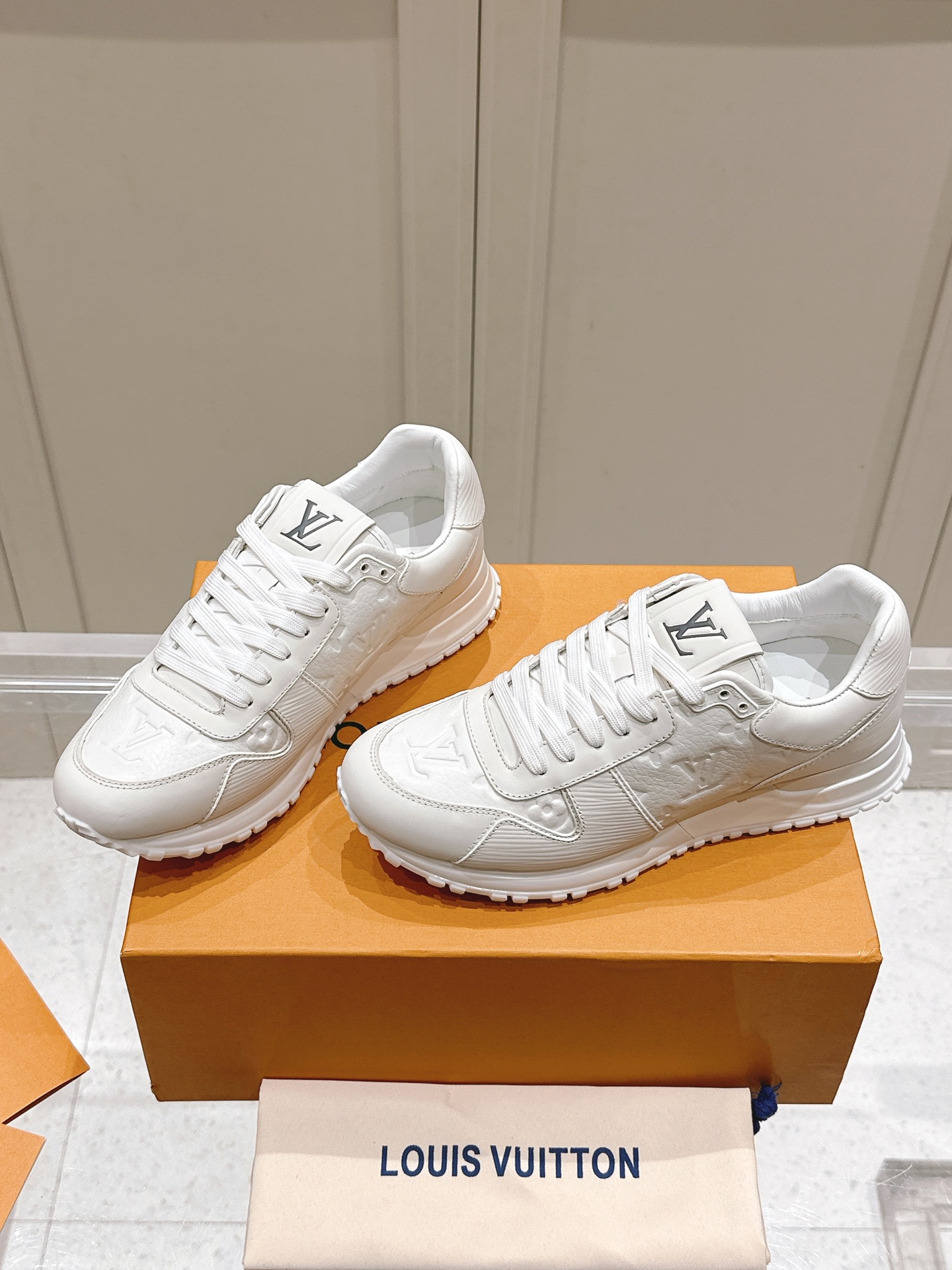 LV原廠復刻Run Away 白色真皮運動鞋 男士必備百搭款｜歐美奢侈品精品推薦