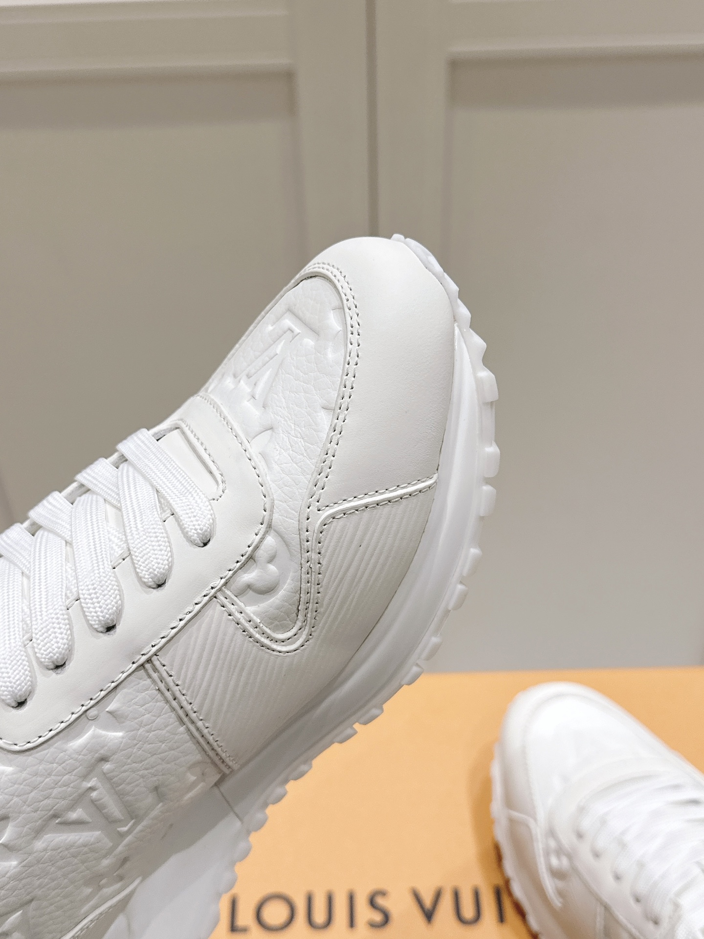 LV原廠復刻Run Away 白色真皮運動鞋 男士必備百搭款｜歐美奢侈品精品推薦
