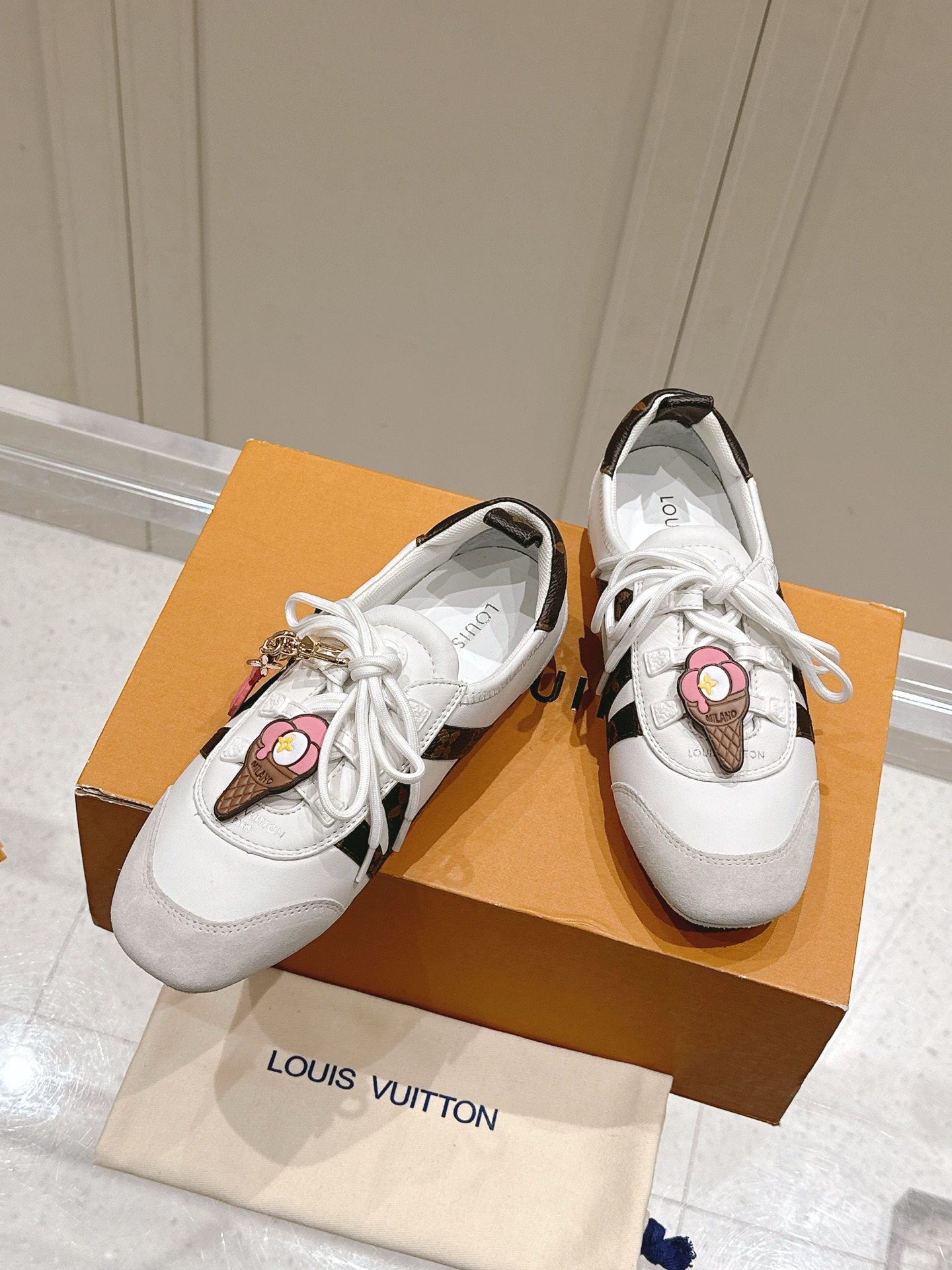 LV白灰德訓鞋復刻版 Sneakerina系列全新女款運動風格｜歐美奢侈品精品推薦