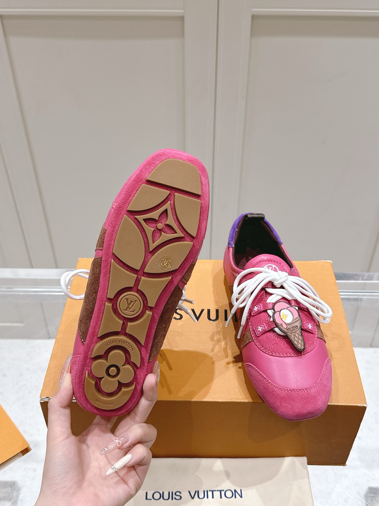 LV玫紅芭蕾運動鞋 超A貨女鞋 Sneakerina系列甜美風必備|超A仿原單精品圖片 13 LV玫紅芭蕾運動鞋 超A貨女鞋 Sneakerina系列甜美風必備|歐美奢侈品精品推薦