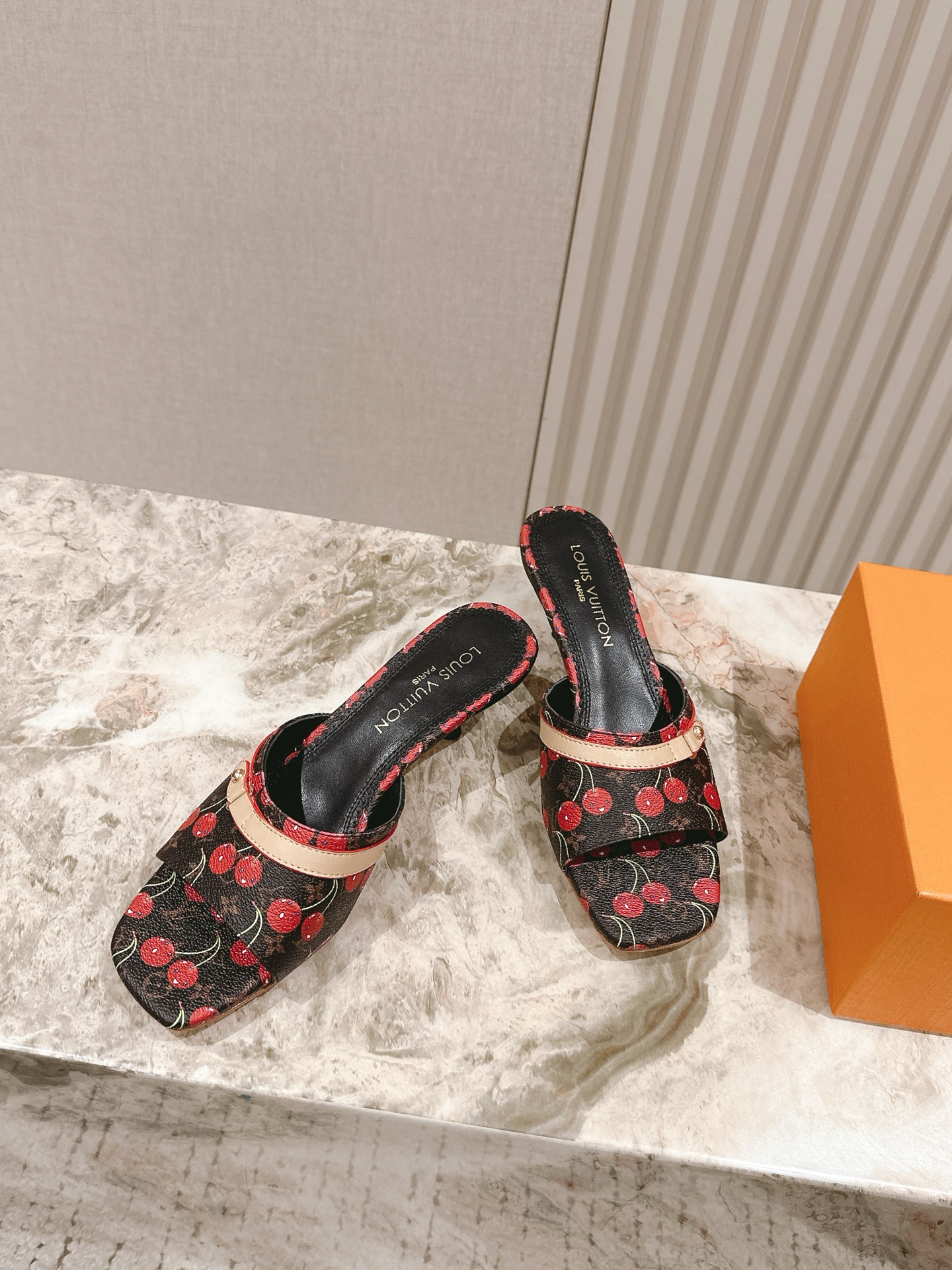 LV復刻版高跟拖鞋櫻桃黑底設計款 一比一仿品質感女鞋推薦｜歐美奢侈品精品推薦