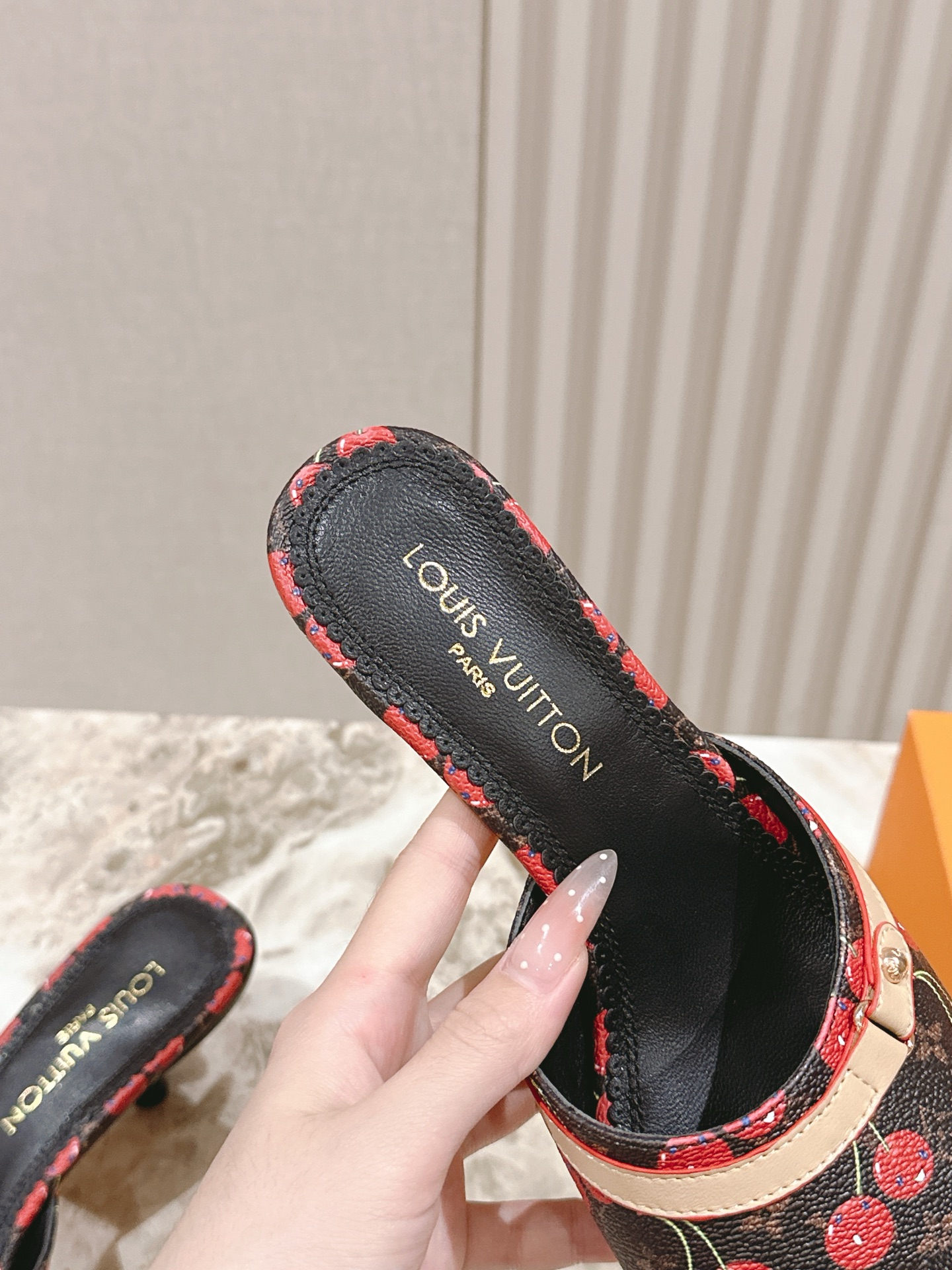LV復刻版高跟拖鞋櫻桃黑底設計款 一比一仿品質感女鞋推薦｜歐美奢侈品精品推薦
