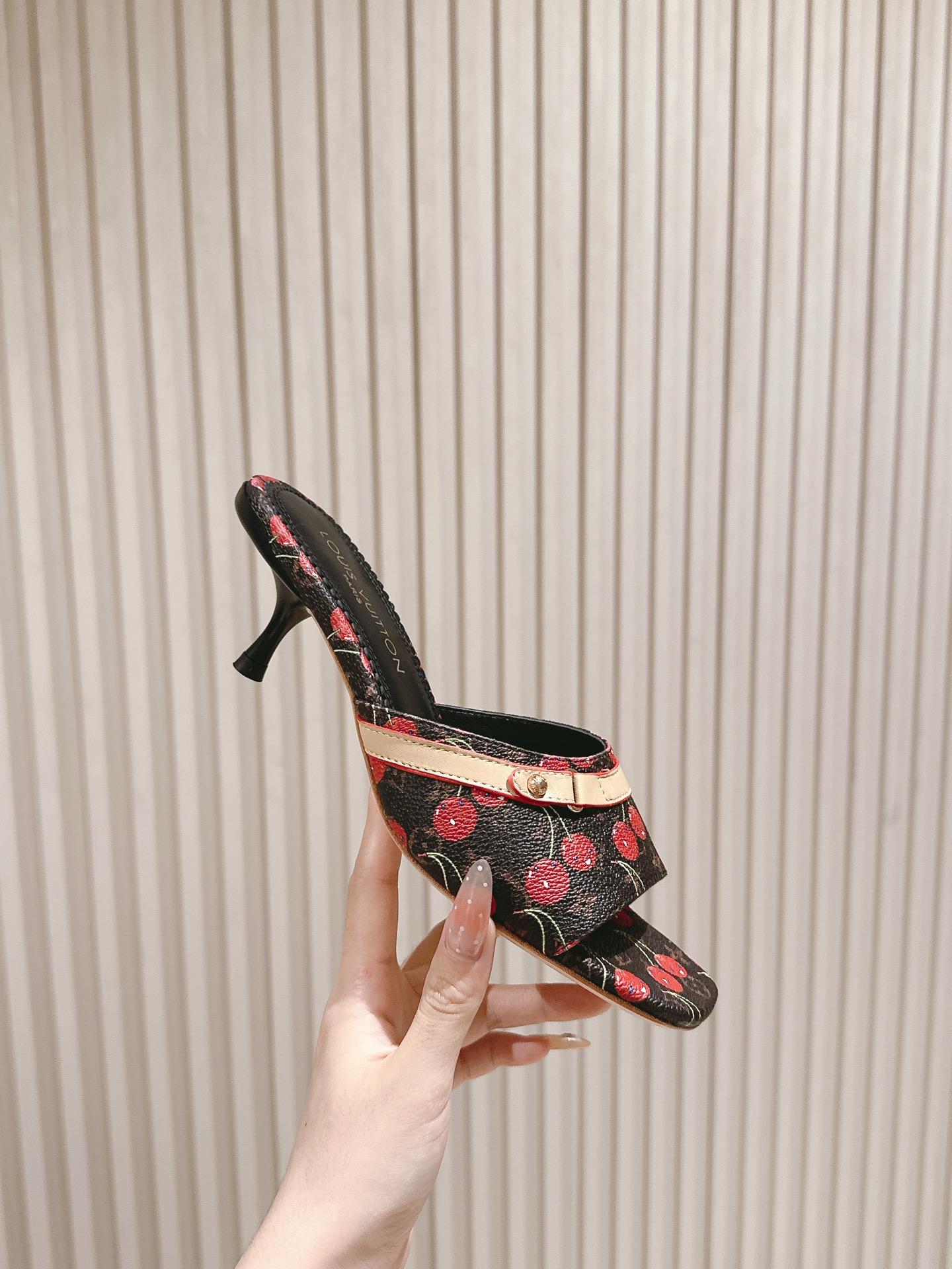 LV復刻版高跟拖鞋櫻桃黑底設計款 一比一仿品質感女鞋推薦｜歐美奢侈品精品推薦