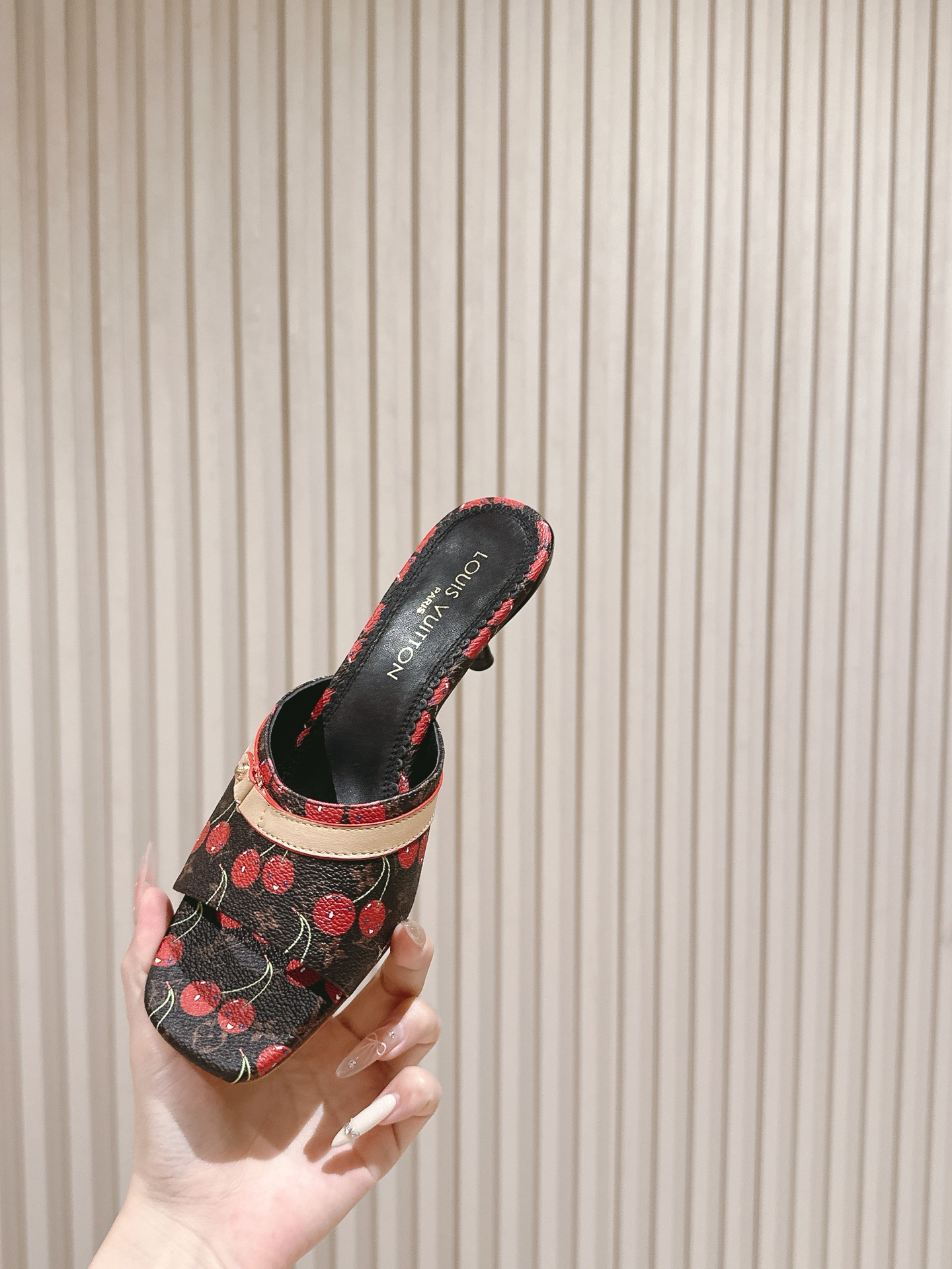 LV復刻版高跟拖鞋櫻桃黑底設計款 一比一仿品質感女鞋推薦|超A仿原單精品圖片 12 LV復刻版高跟拖鞋櫻桃黑底設計款 一比一仿品質感女鞋推薦|歐美奢侈品精品推薦