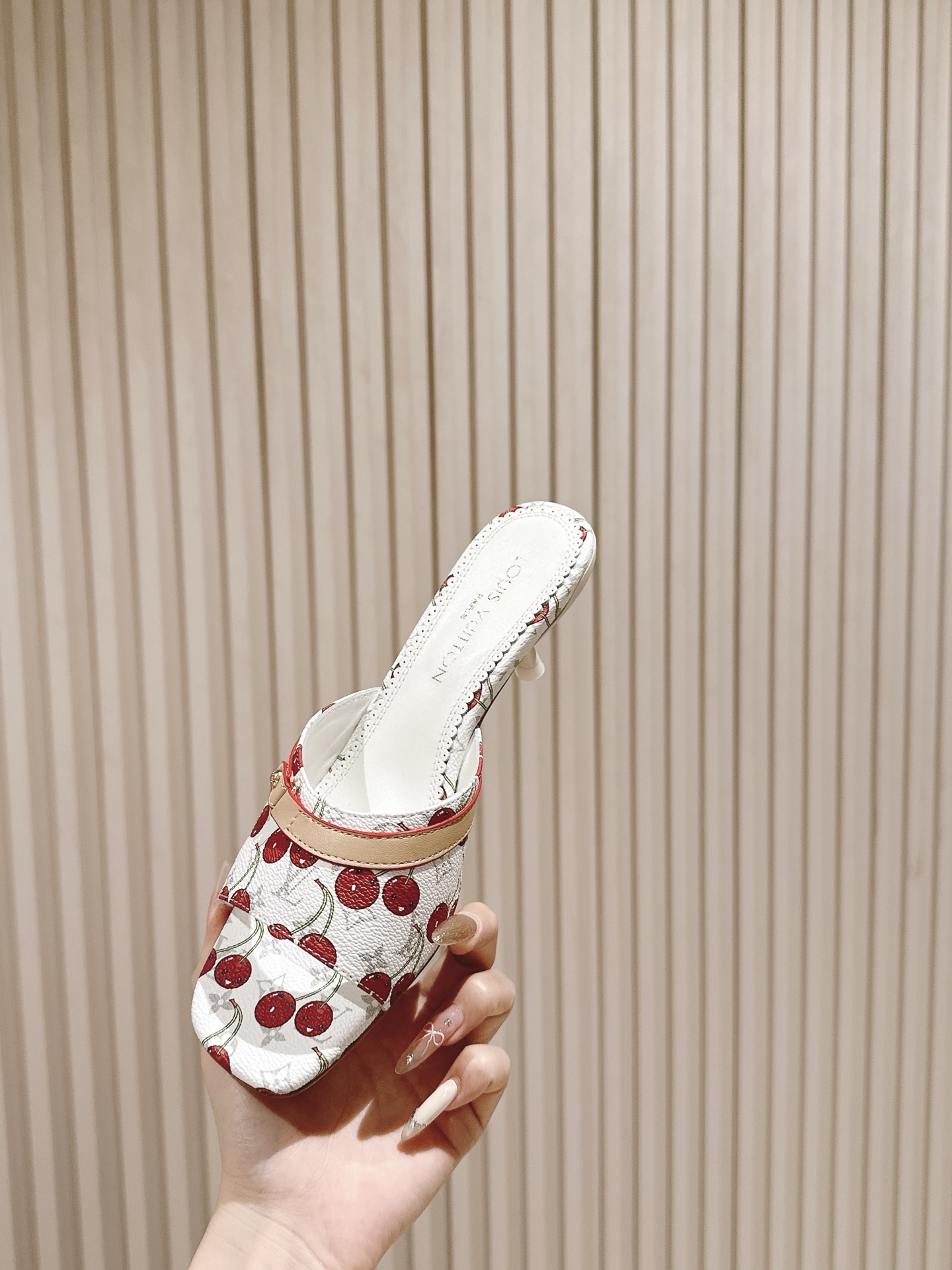 LV一比一高仿櫻桃白底高跟拖鞋 復刻可愛女鞋推薦款｜歐美奢侈品精品推薦