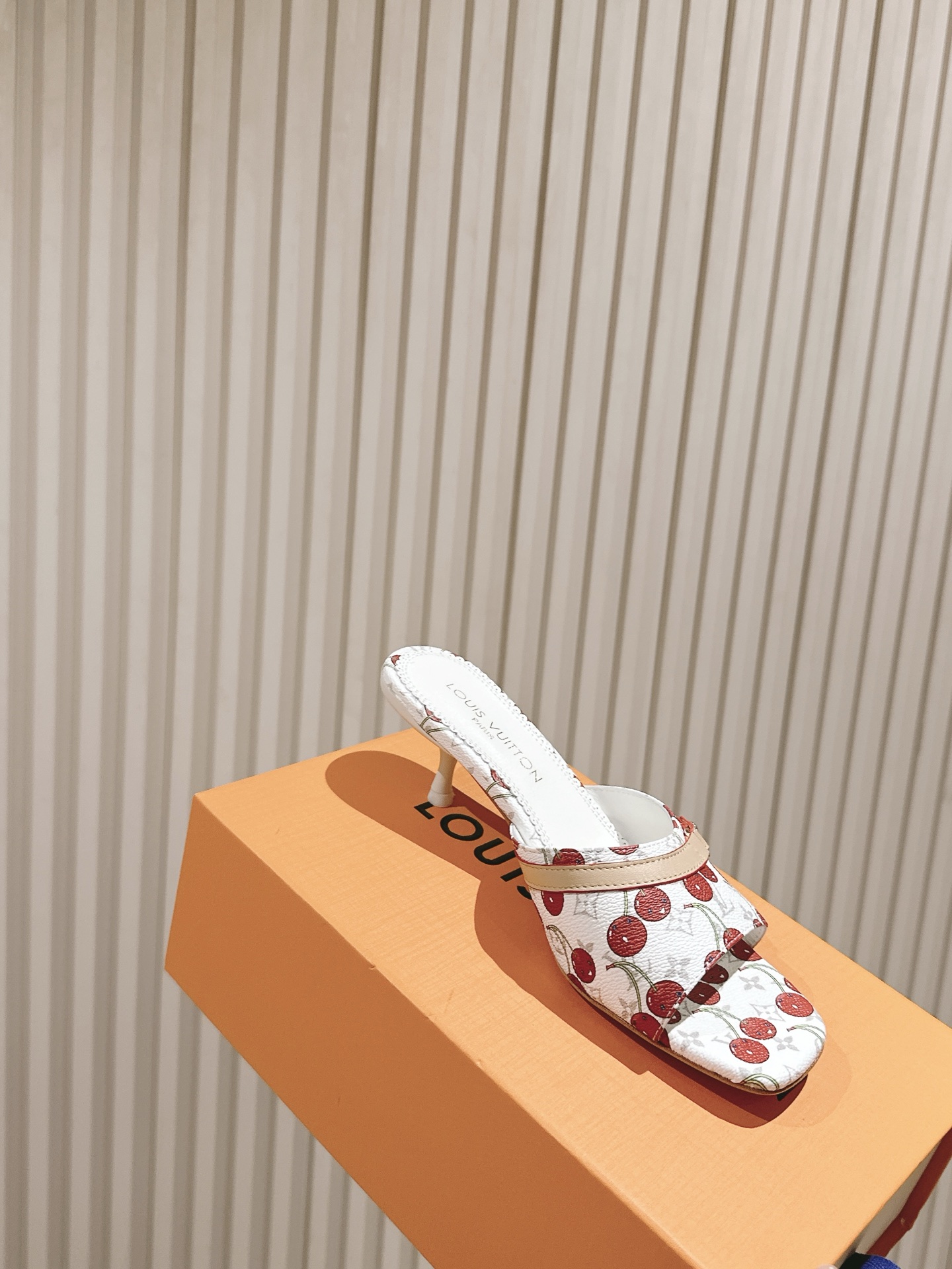 LV一比一高仿櫻桃白底高跟拖鞋 復刻可愛女鞋推薦款｜歐美奢侈品精品推薦