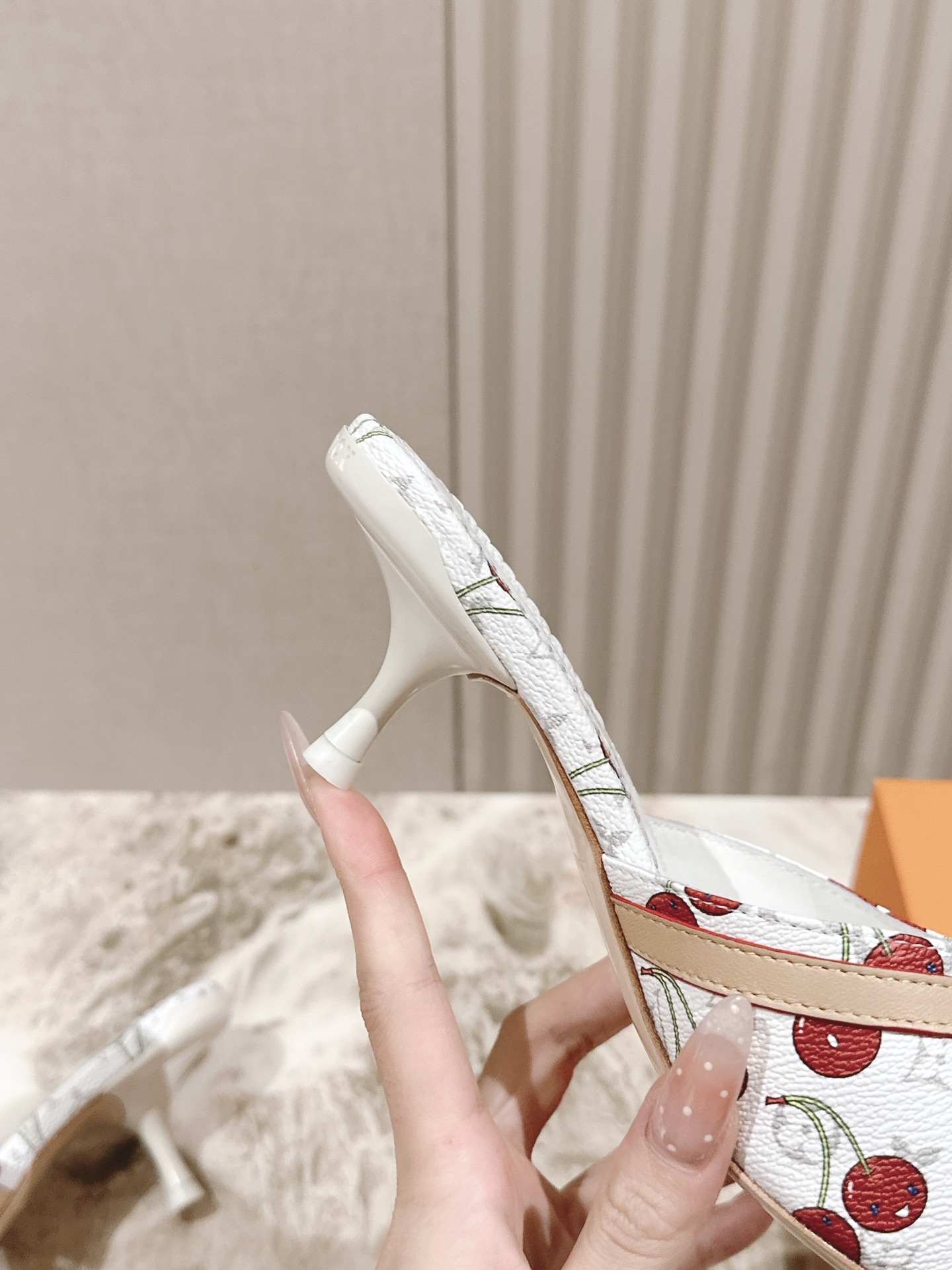 LV一比一高仿櫻桃白底高跟拖鞋 復刻可愛女鞋推薦款｜歐美奢侈品精品推薦