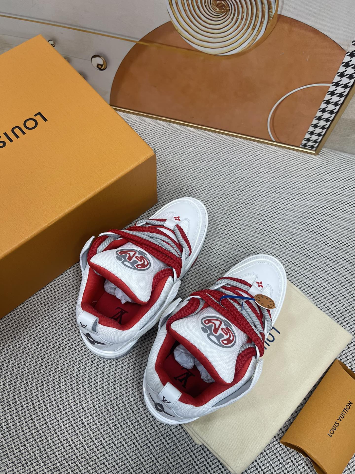 LV紅白配色運動鞋 高仿版本 Louis Vuitton潮流休閒鞋｜歐美奢侈品精品推薦