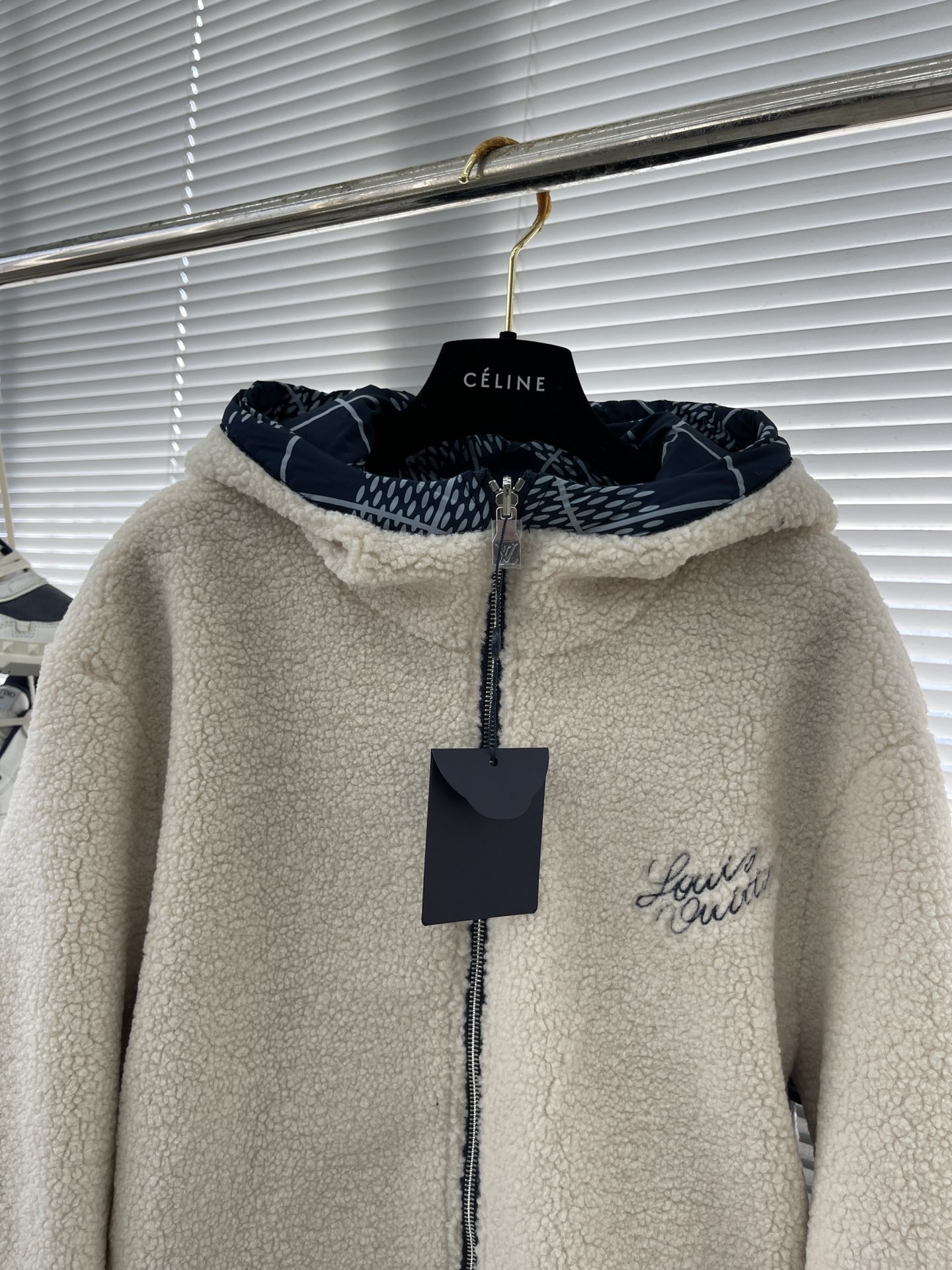 LV高仿雙面穿設計外套 時尚機能雙風格實搭款|超A仿原單精品圖片 14 LV高仿雙面穿設計外套 時尚機能雙風格實搭款|歐美奢侈品精品推薦