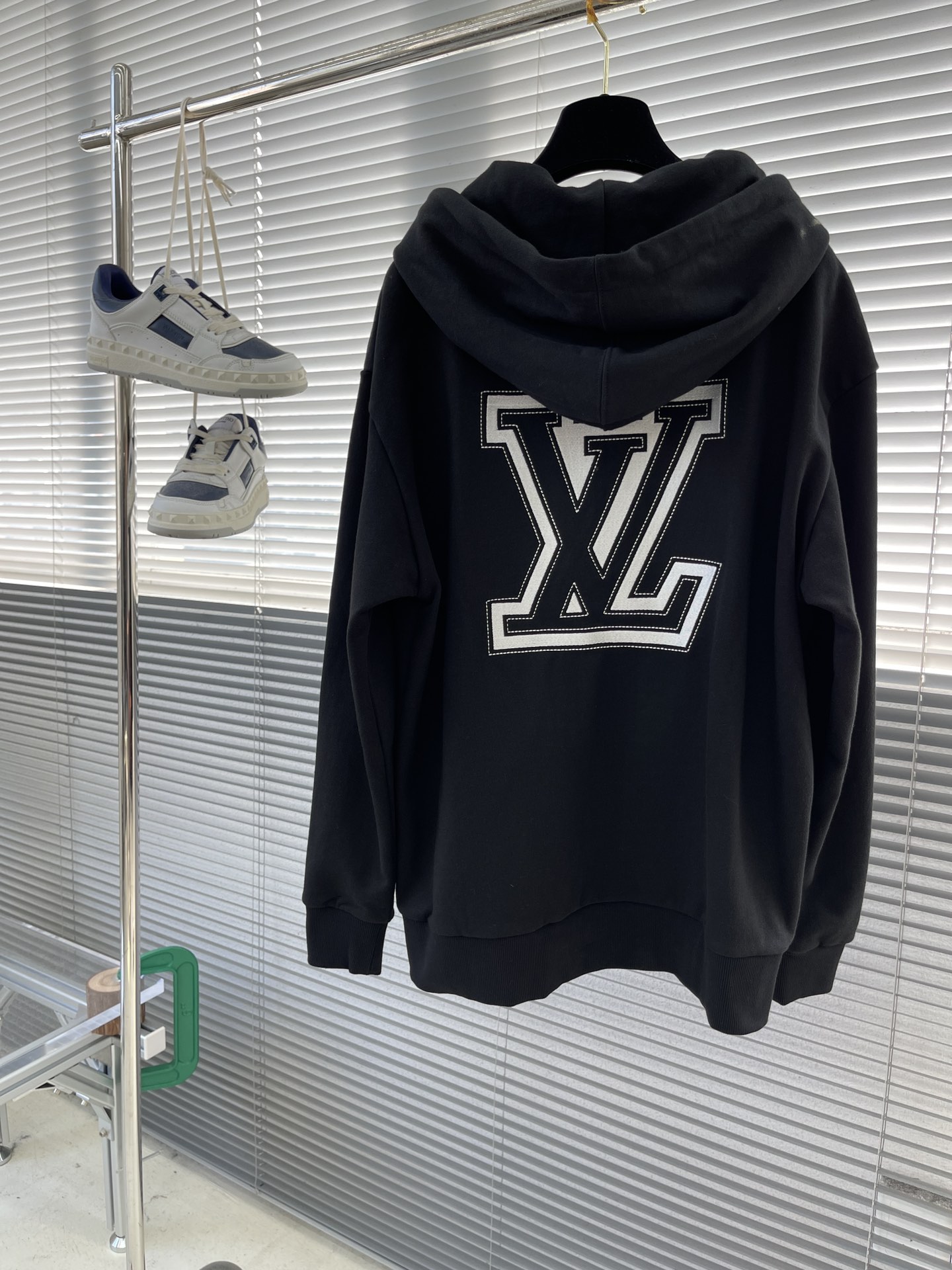 LV高仿刺繡連帽外套 經典設計感潮流休閒風格｜歐美奢侈品精品推薦