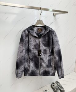 LV高仿壓花夾克 時尚立體壓紋剪裁設計百搭風格外套