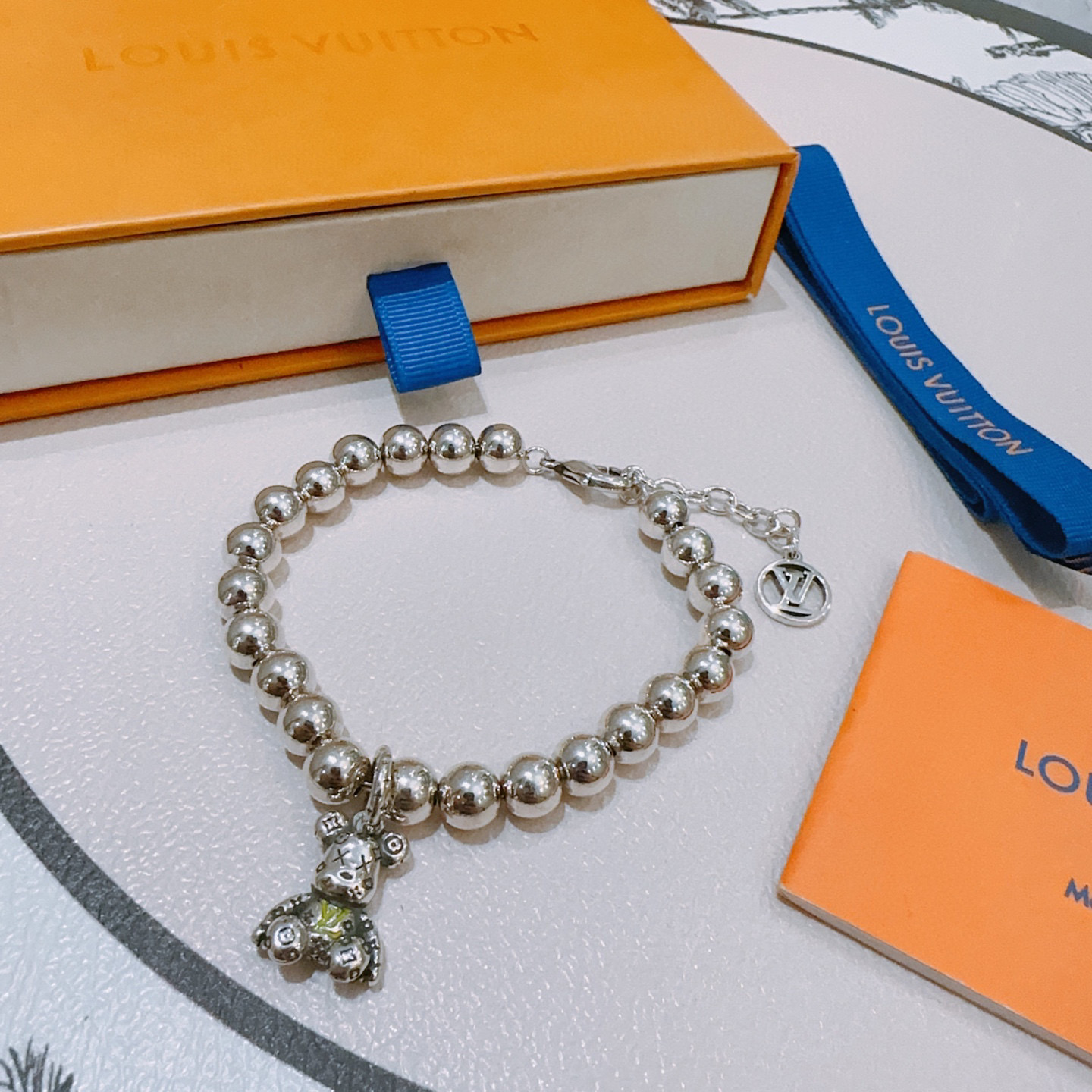 LV串珠手鍊 高仿原版熊吊飾設計 一比一復刻精品飾品｜歐美奢侈品精品推薦