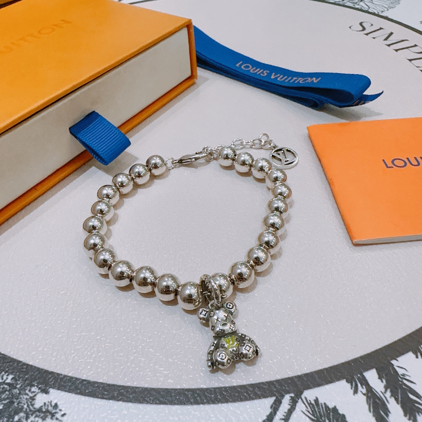 LV串珠手鍊 高仿原版熊吊飾設計 一比一復刻精品飾品｜歐美奢侈品精品推薦