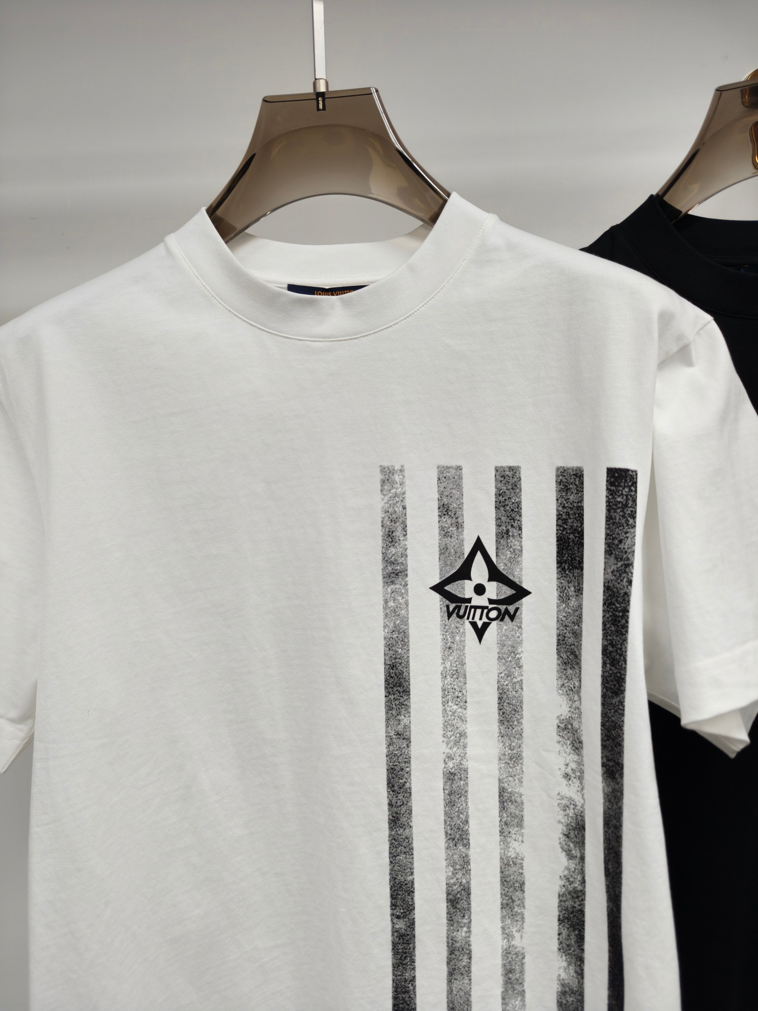 LV高仿圓領印花短袖T恤 潮流街頭百搭人氣款|超A仿原單精品圖片 12 LV高仿圓領印花短袖T恤 潮流街頭百搭人氣款|歐美奢侈品精品推薦