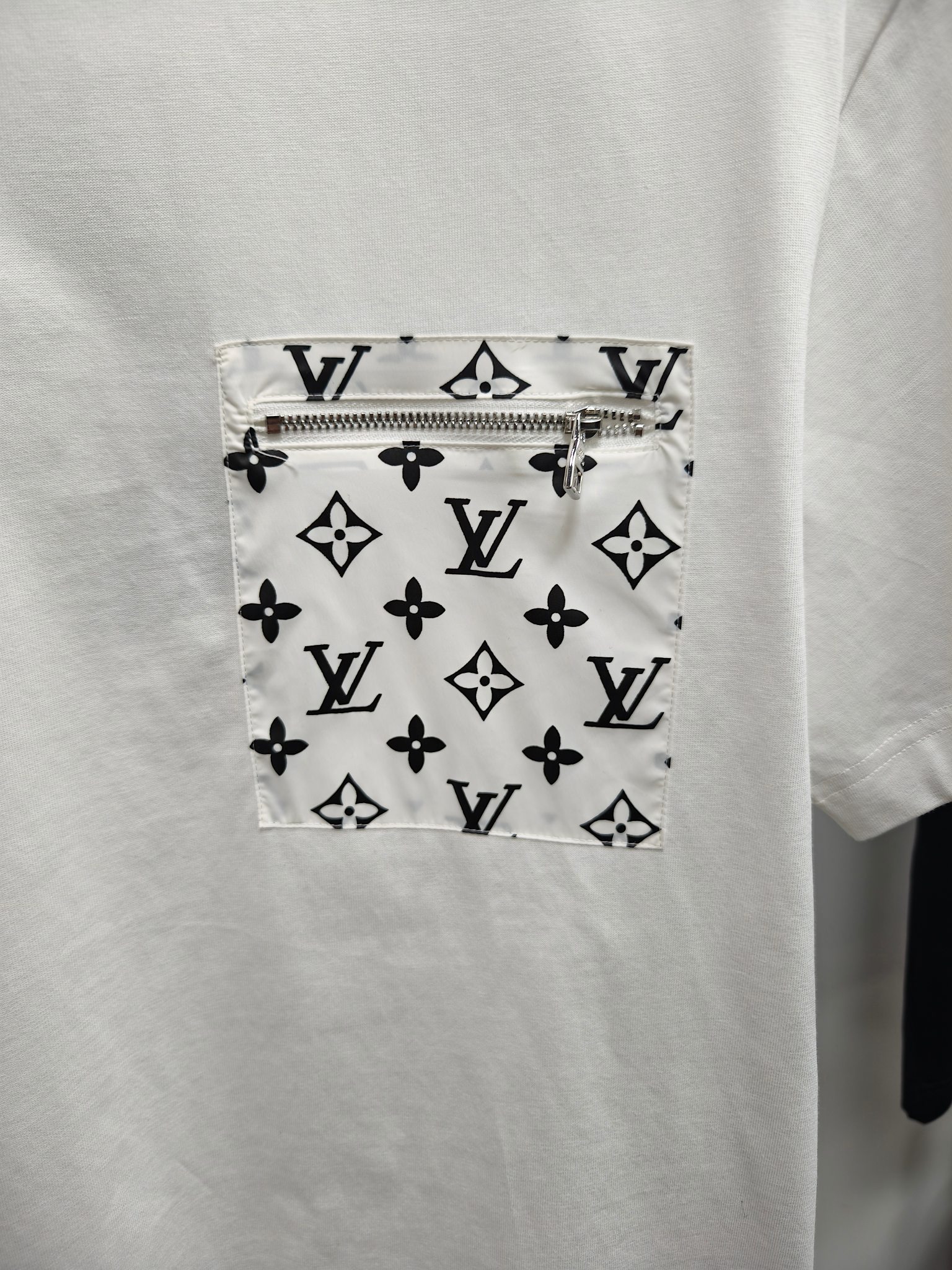 LV高仿胸前口袋印花短袖T恤 夏日百搭潮流設計|超A仿原單精品圖片 11 LV高仿胸前口袋印花短袖T恤 夏日百搭潮流設計|歐美奢侈品精品推薦