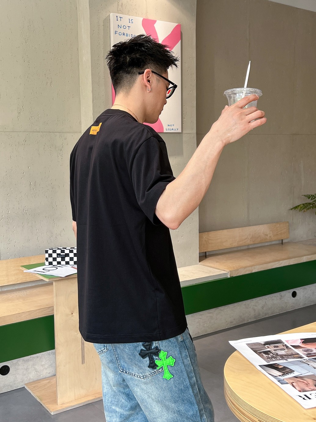 LV高仿手繪短袖T恤黑色款 藝術感潮流夏日百搭單品｜歐美奢侈品精品推薦