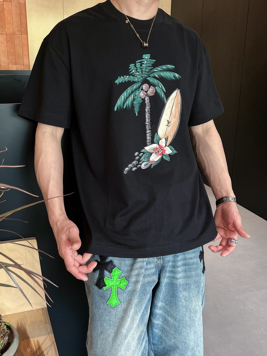 LV高仿手繪短袖T恤黑色款 藝術感潮流夏日百搭單品｜歐美奢侈品精品推薦