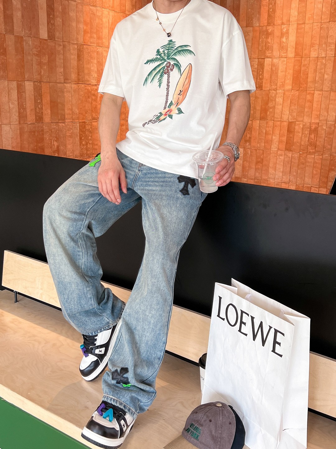 LV高仿手繪短袖T恤白色款 輕鬆穿搭藝術風街頭時尚|超A仿原單精品圖片 12 LV高仿手繪短袖T恤白色款 輕鬆穿搭藝術風街頭時尚|歐美奢侈品精品推薦