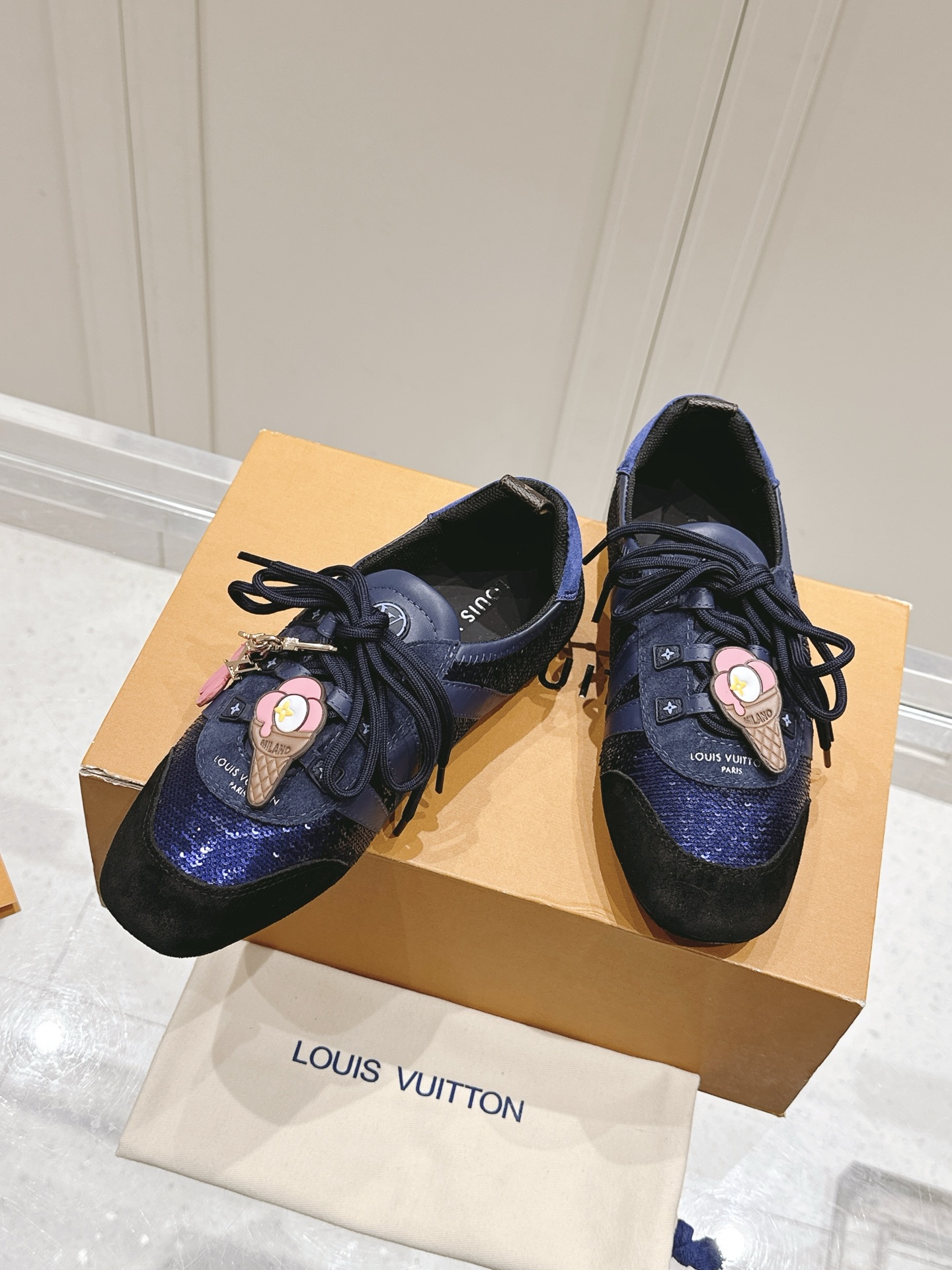 LV原版同步閃鑽厚底女鞋 冰淇淋吊飾限量版 深藍黑拼接復刻款｜歐美奢侈品精品推薦