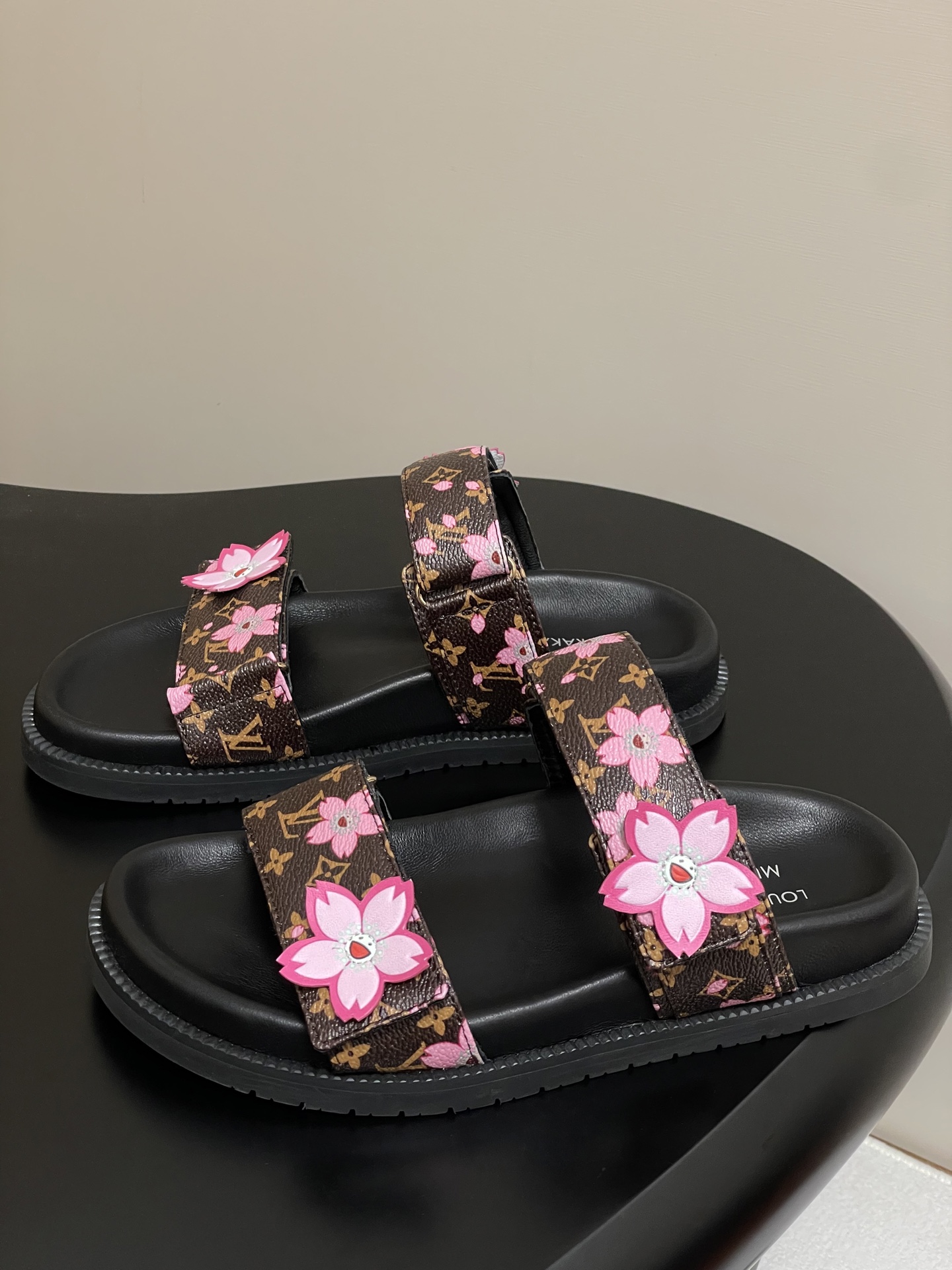 LV原版同步櫻花雙帶涼鞋 高仿Monogram拖鞋 桃粉花飾復刻款｜歐美奢侈品精品推薦