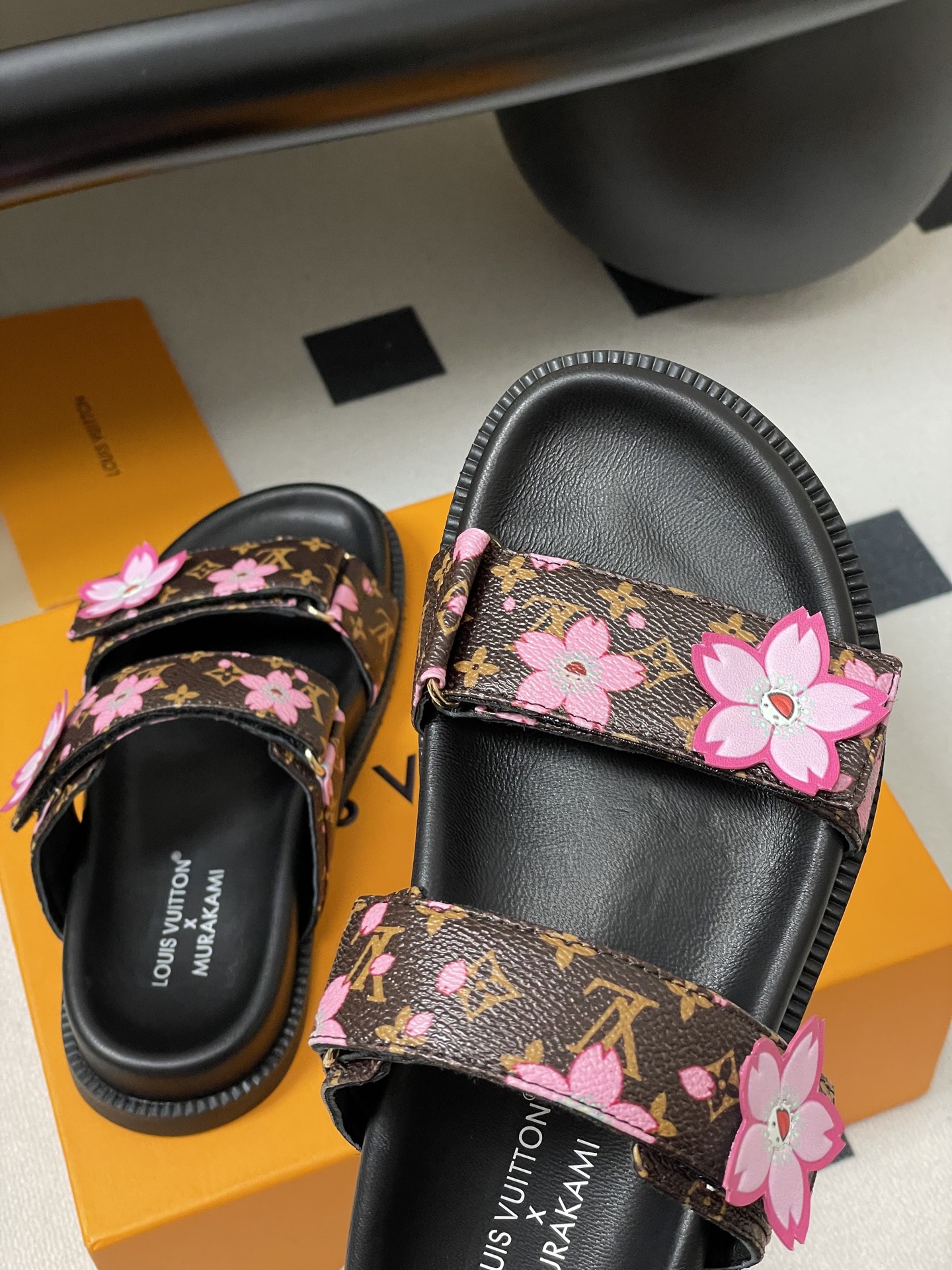 LV原版同步櫻花雙帶涼鞋 高仿Monogram拖鞋 桃粉花飾復刻款｜歐美奢侈品精品推薦