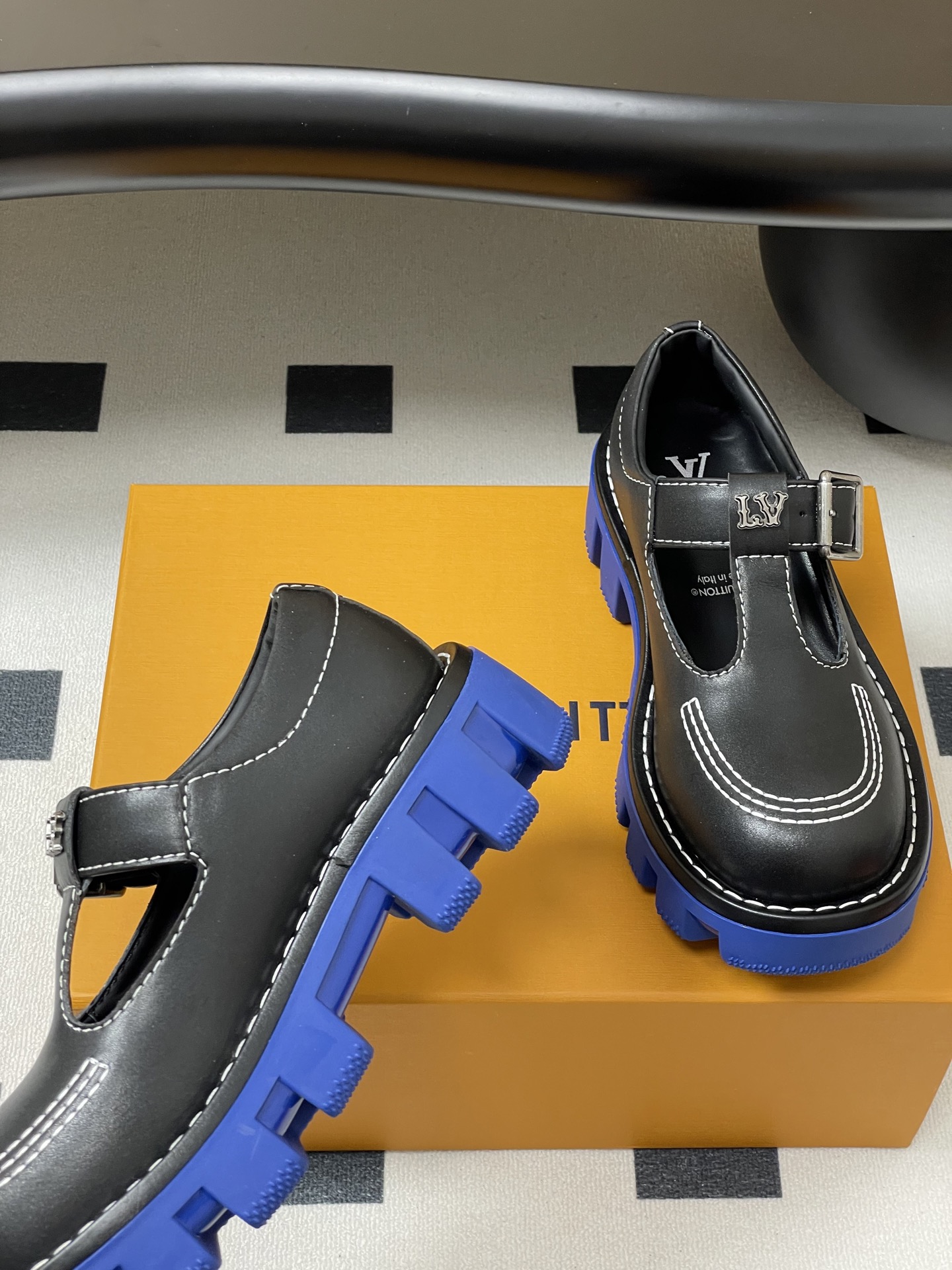 LV瑪莉珍厚底鞋 高仿黑藍拼色原單T字復古樂福鞋 女生復刻潮鞋｜歐美奢侈品精品推薦