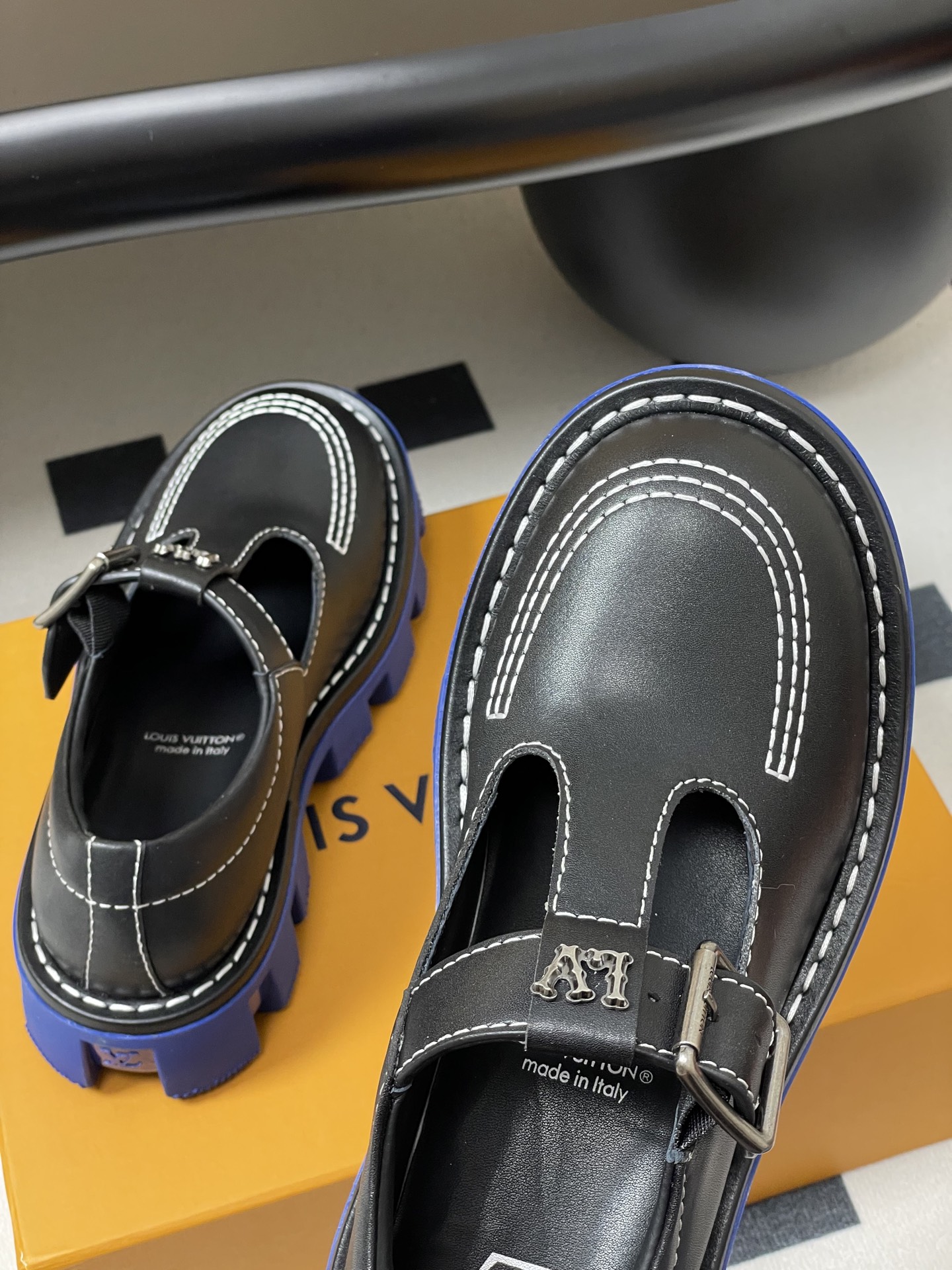 LV瑪莉珍厚底鞋 高仿黑藍拼色原單T字復古樂福鞋 女生復刻潮鞋｜歐美奢侈品精品推薦
