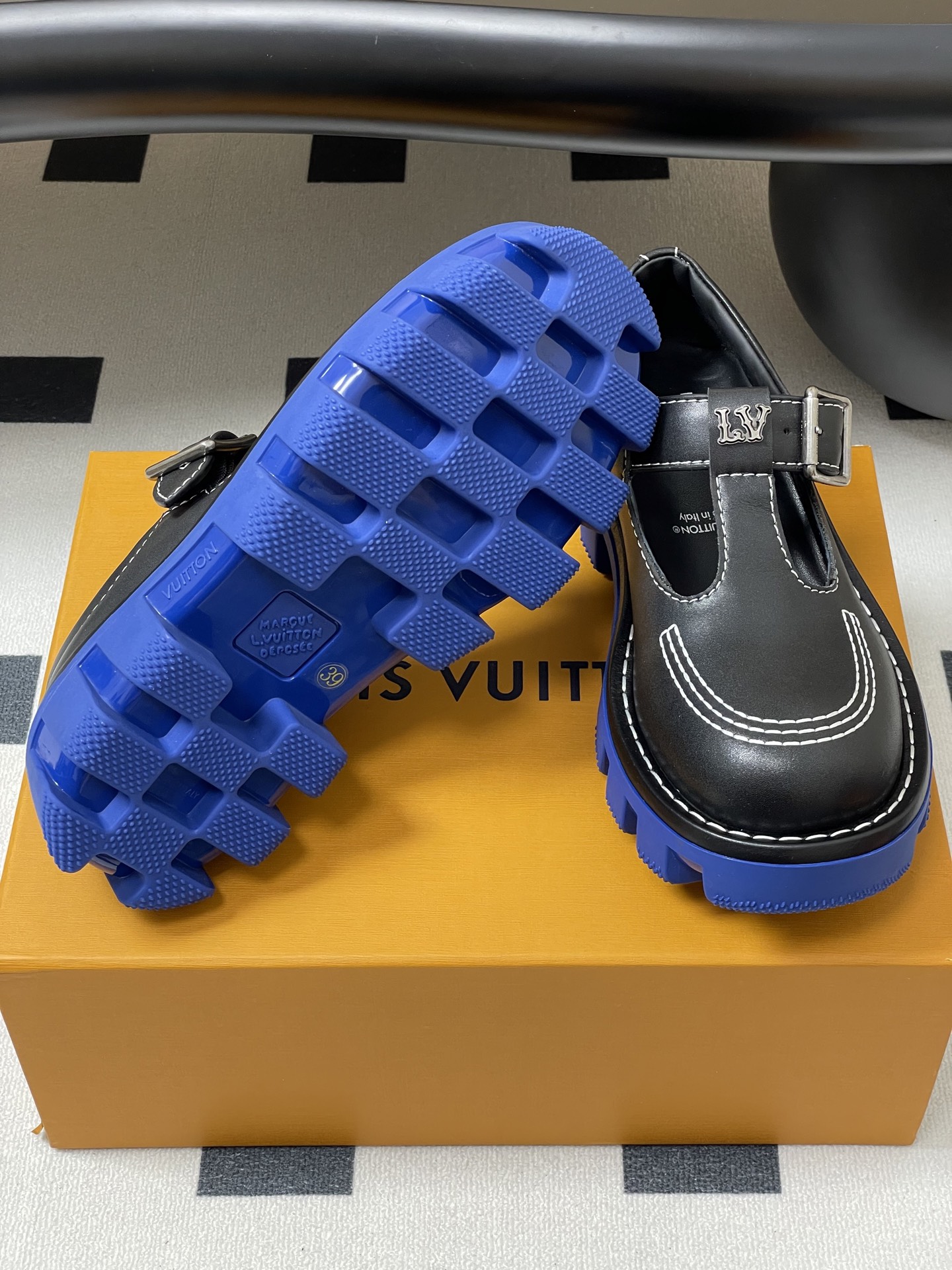 LV瑪莉珍厚底鞋 高仿黑藍拼色原單T字復古樂福鞋 女生復刻潮鞋|超A仿原單精品圖片 14 LV瑪莉珍厚底鞋 高仿黑藍拼色原單T字復古樂福鞋 女生復刻潮鞋|歐美奢侈品精品推薦