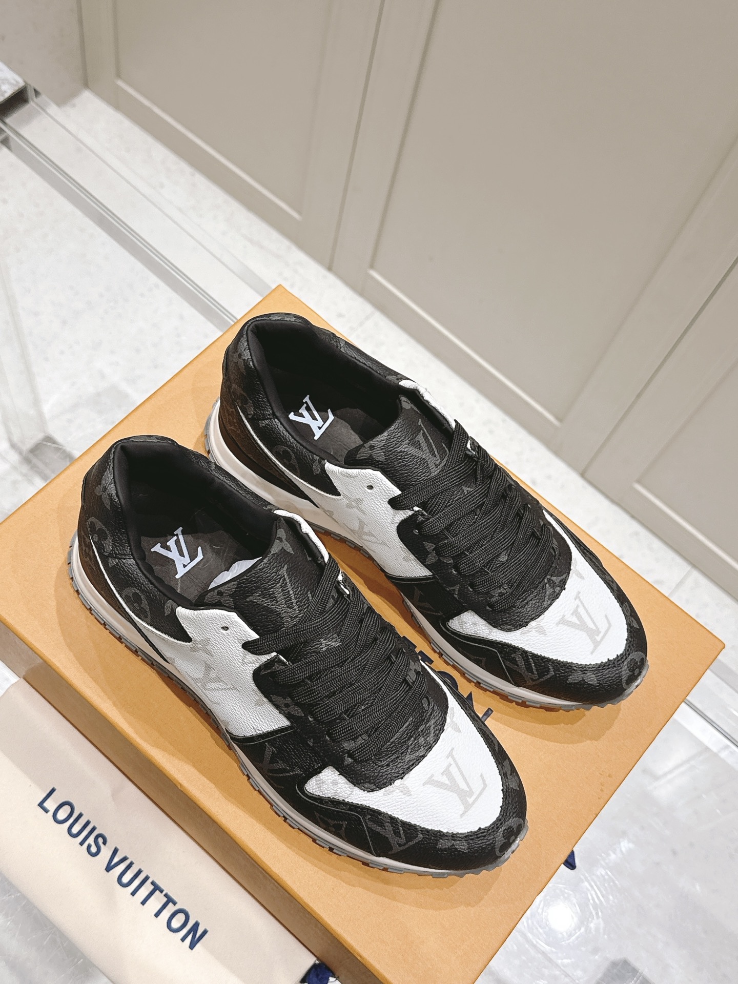 LV運動鞋 高仿黑白配色Monogram老花復刻男女款原單休閒鞋｜歐美奢侈品精品推薦