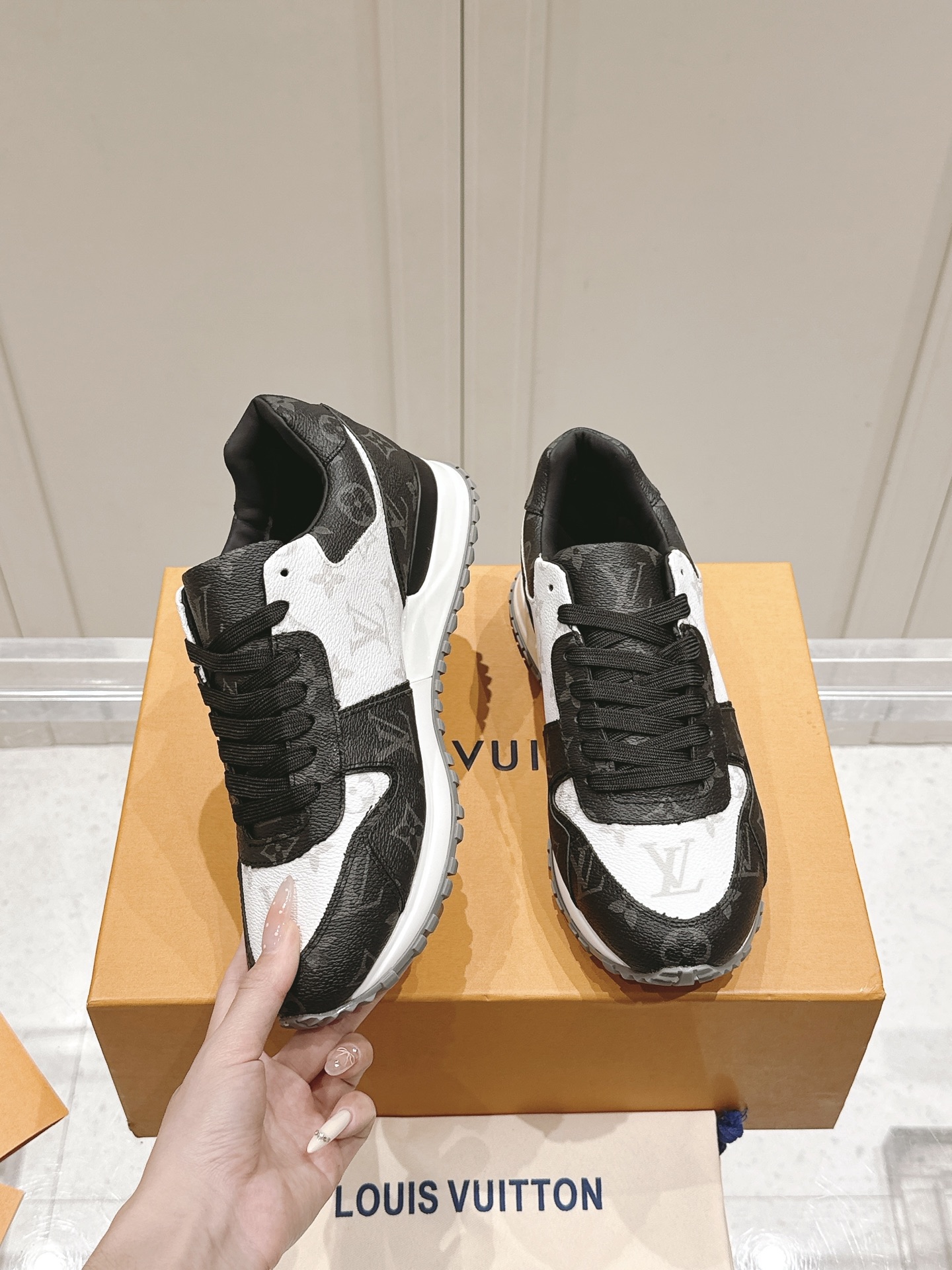 LV運動鞋 高仿黑白配色Monogram老花復刻男女款原單休閒鞋｜歐美奢侈品精品推薦