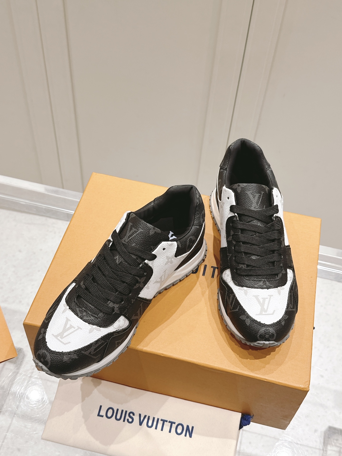 LV運動鞋 高仿黑白配色Monogram老花復刻男女款原單休閒鞋｜歐美奢侈品精品推薦