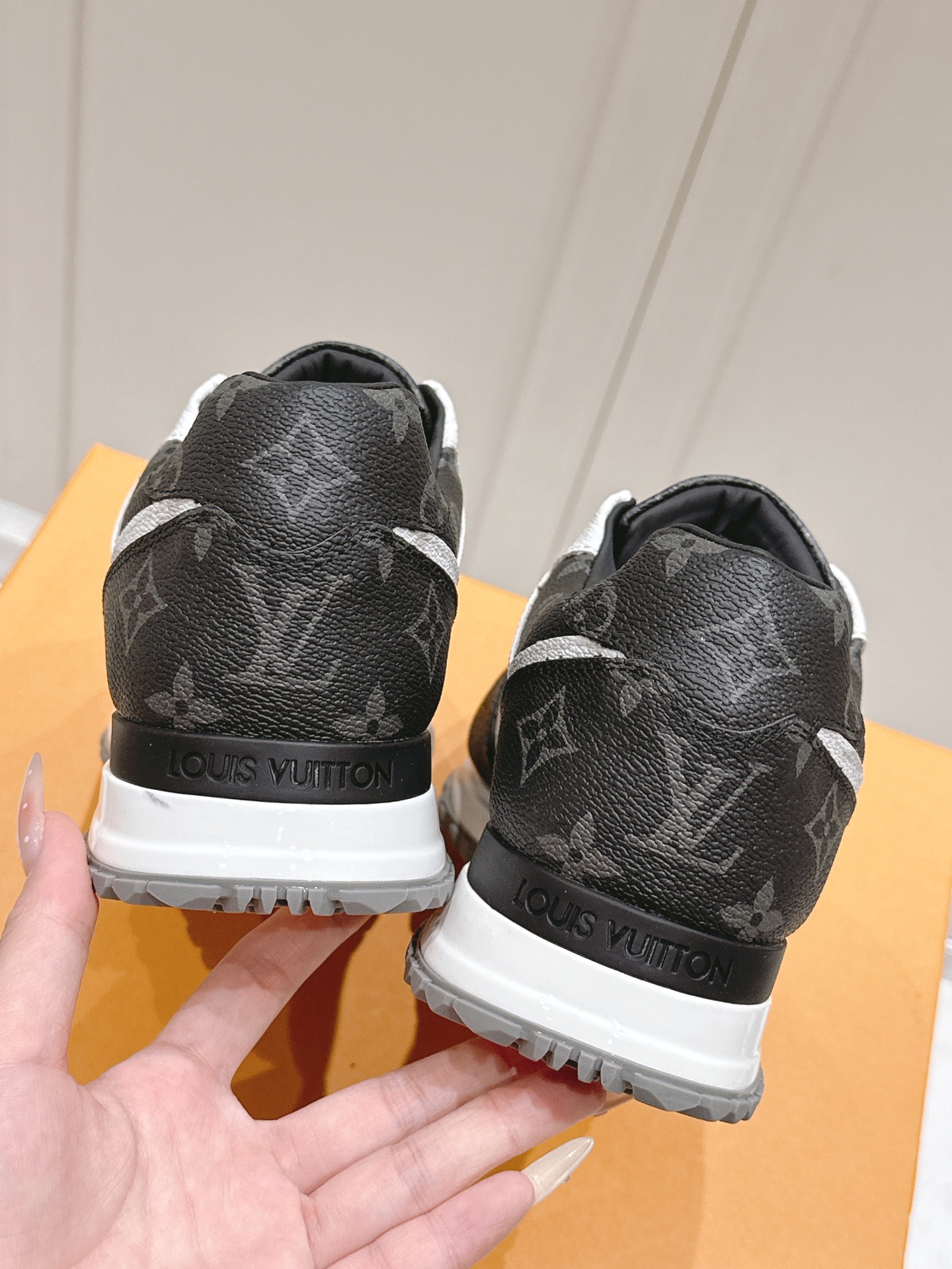 LV運動鞋 高仿黑白配色Monogram老花復刻男女款原單休閒鞋｜歐美奢侈品精品推薦