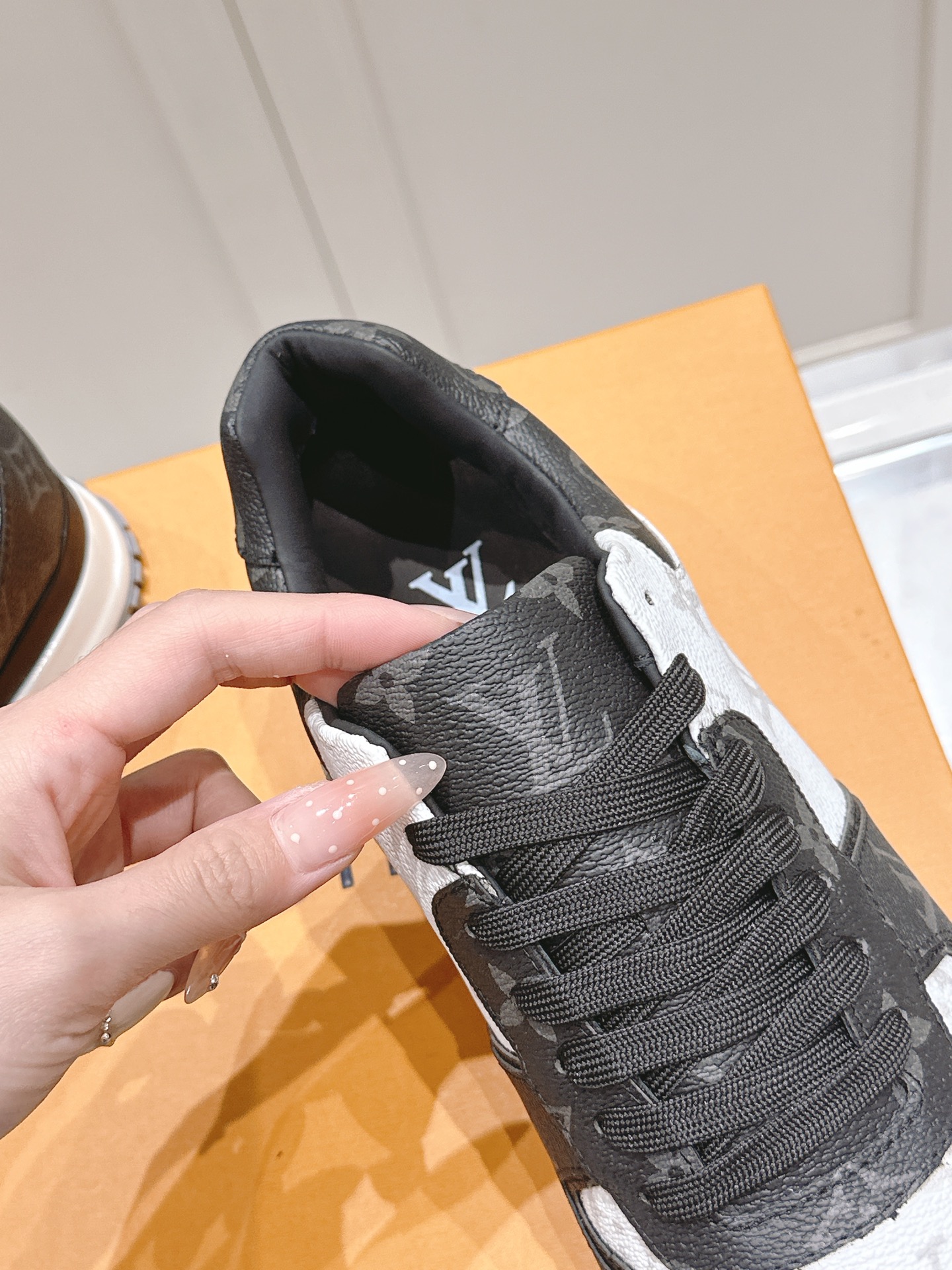 LV運動鞋 高仿黑白配色Monogram老花復刻男女款原單休閒鞋｜歐美奢侈品精品推薦