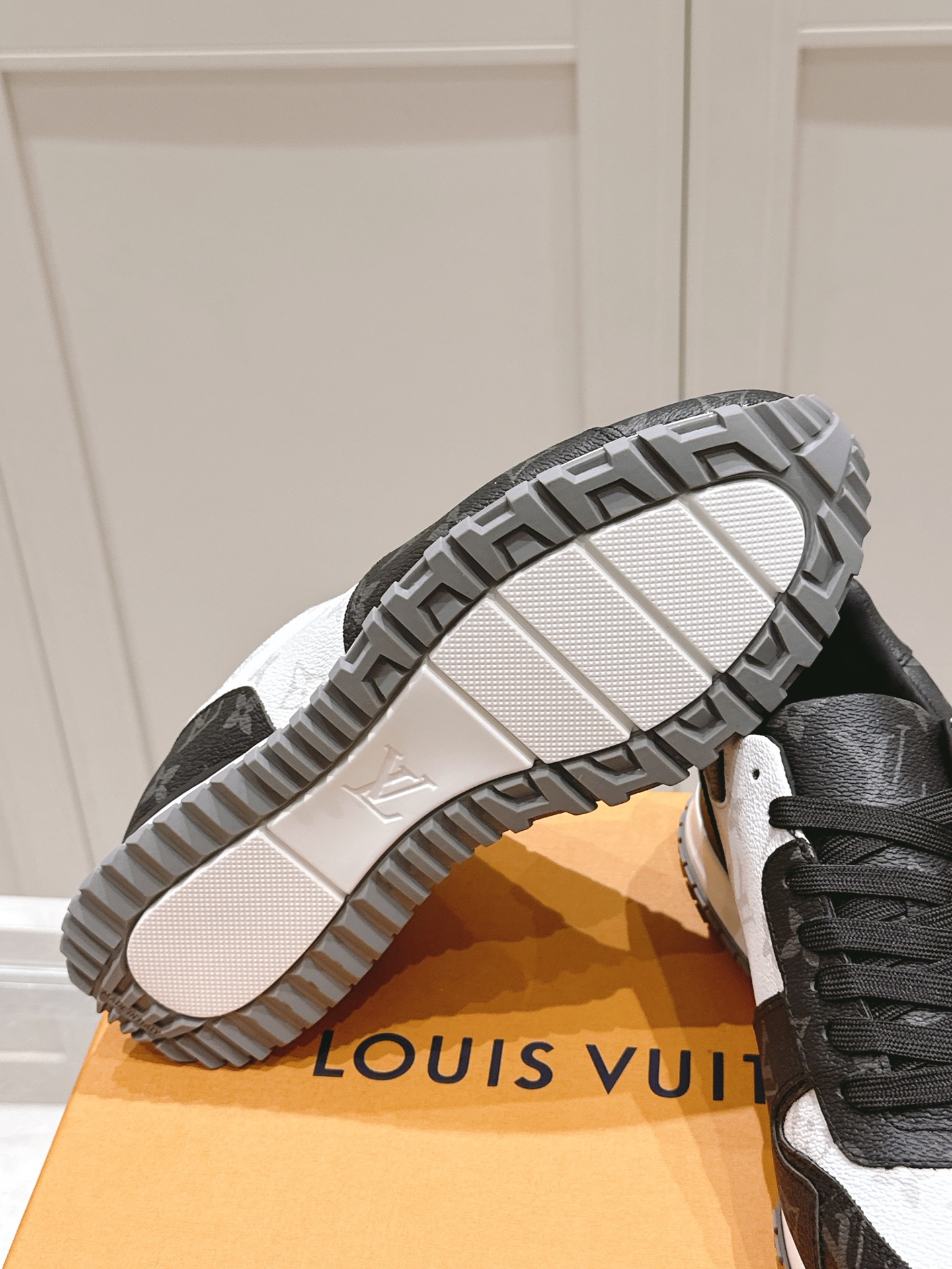 LV運動鞋 高仿黑白配色Monogram老花復刻男女款原單休閒鞋｜歐美奢侈品精品推薦