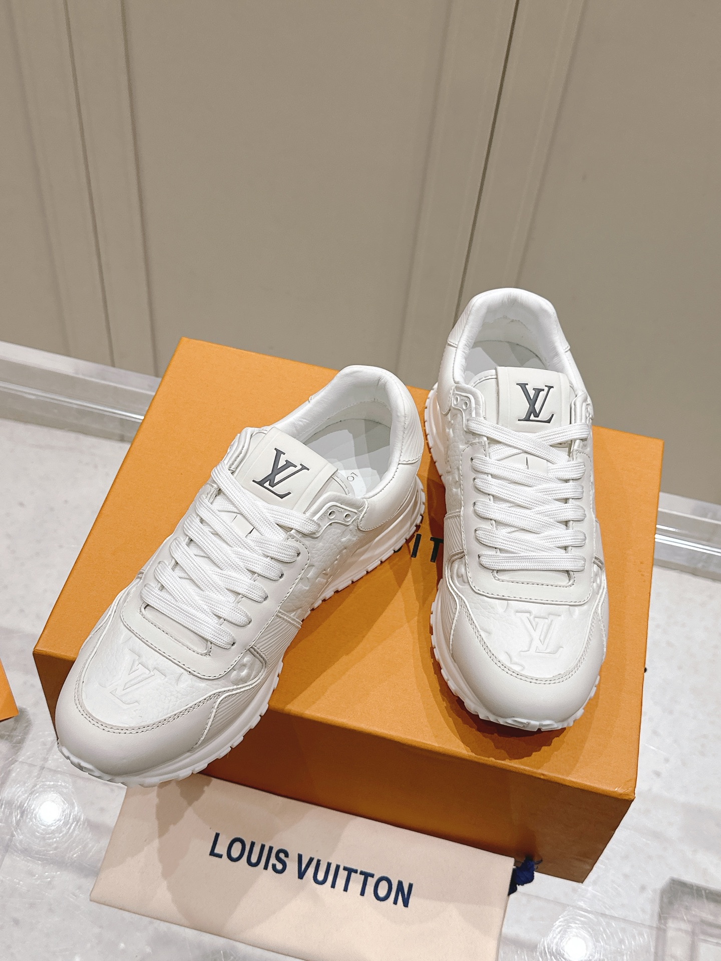 LV運動鞋 高仿純白Monogram壓紋復刻原單休閒慢跑鞋｜歐美奢侈品精品推薦