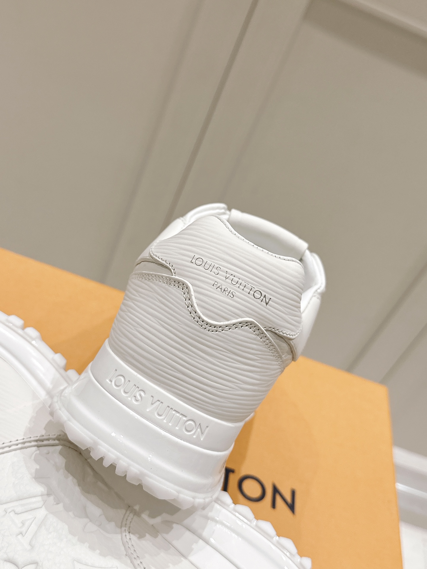 LV運動鞋 高仿純白Monogram壓紋復刻原單休閒慢跑鞋｜歐美奢侈品精品推薦