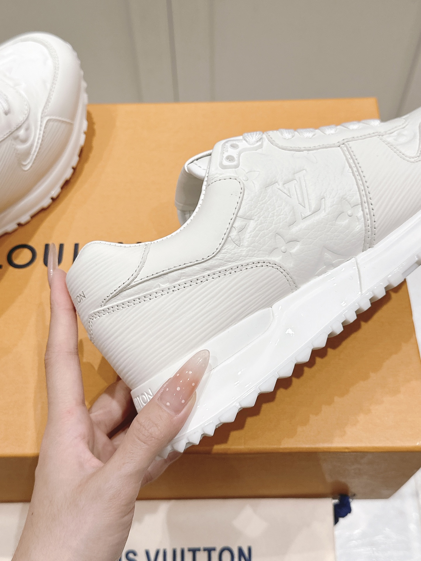 LV運動鞋 高仿純白Monogram壓紋復刻原單休閒慢跑鞋｜歐美奢侈品精品推薦