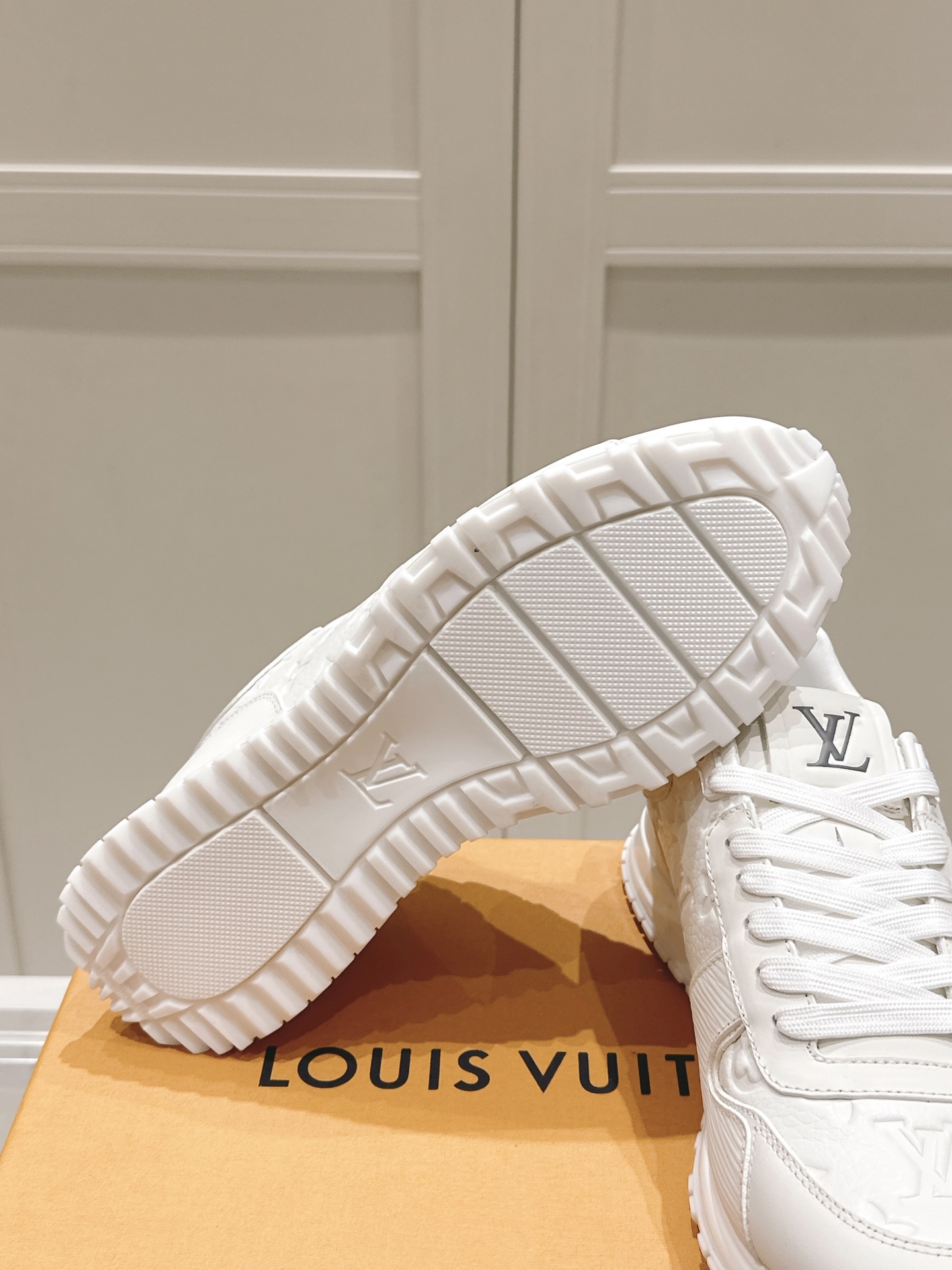 LV運動鞋 高仿純白Monogram壓紋復刻原單休閒慢跑鞋｜歐美奢侈品精品推薦