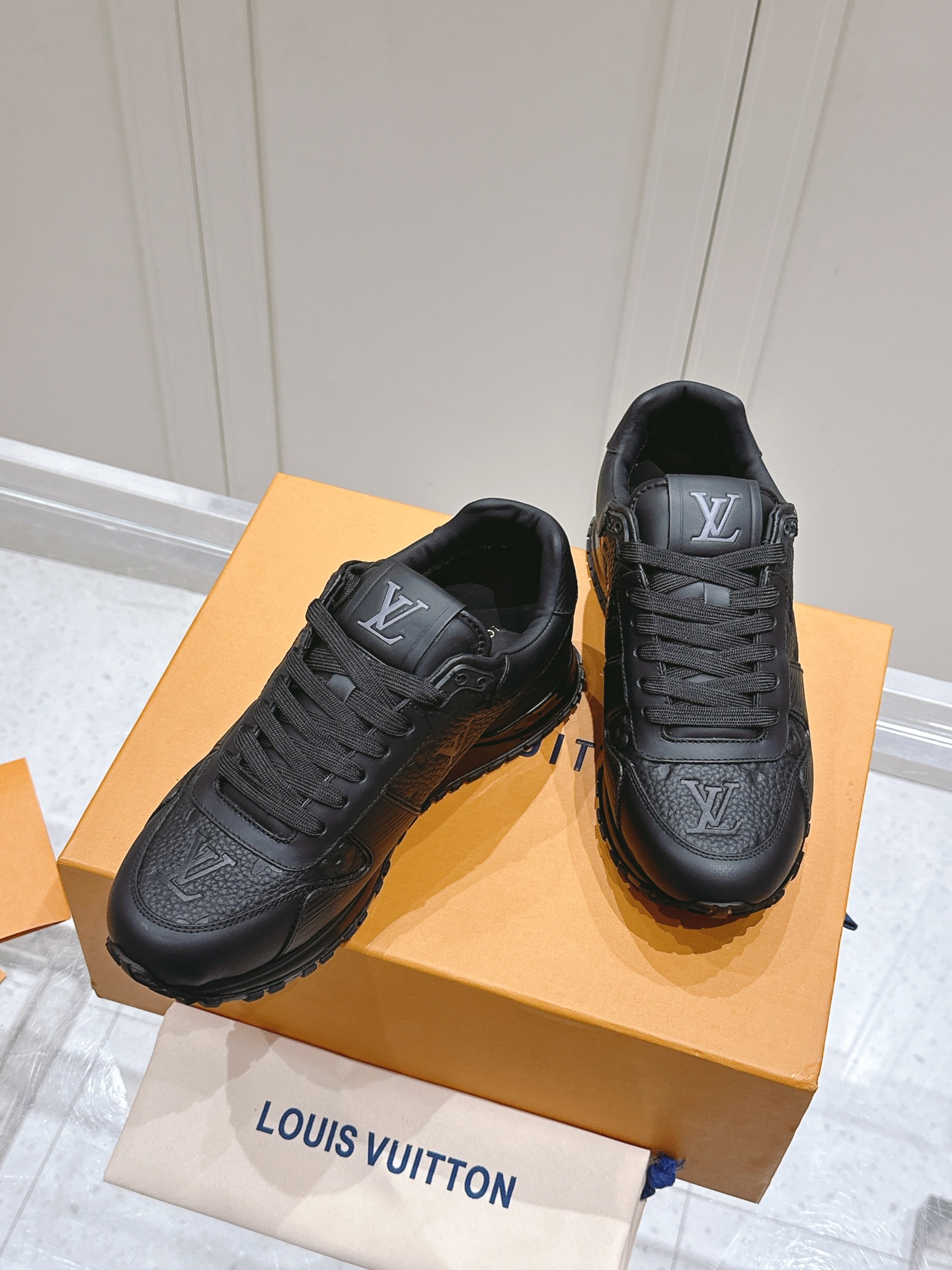 LV運動鞋 高仿全黑Monogram壓紋復刻原單慢跑鞋｜歐美奢侈品精品推薦