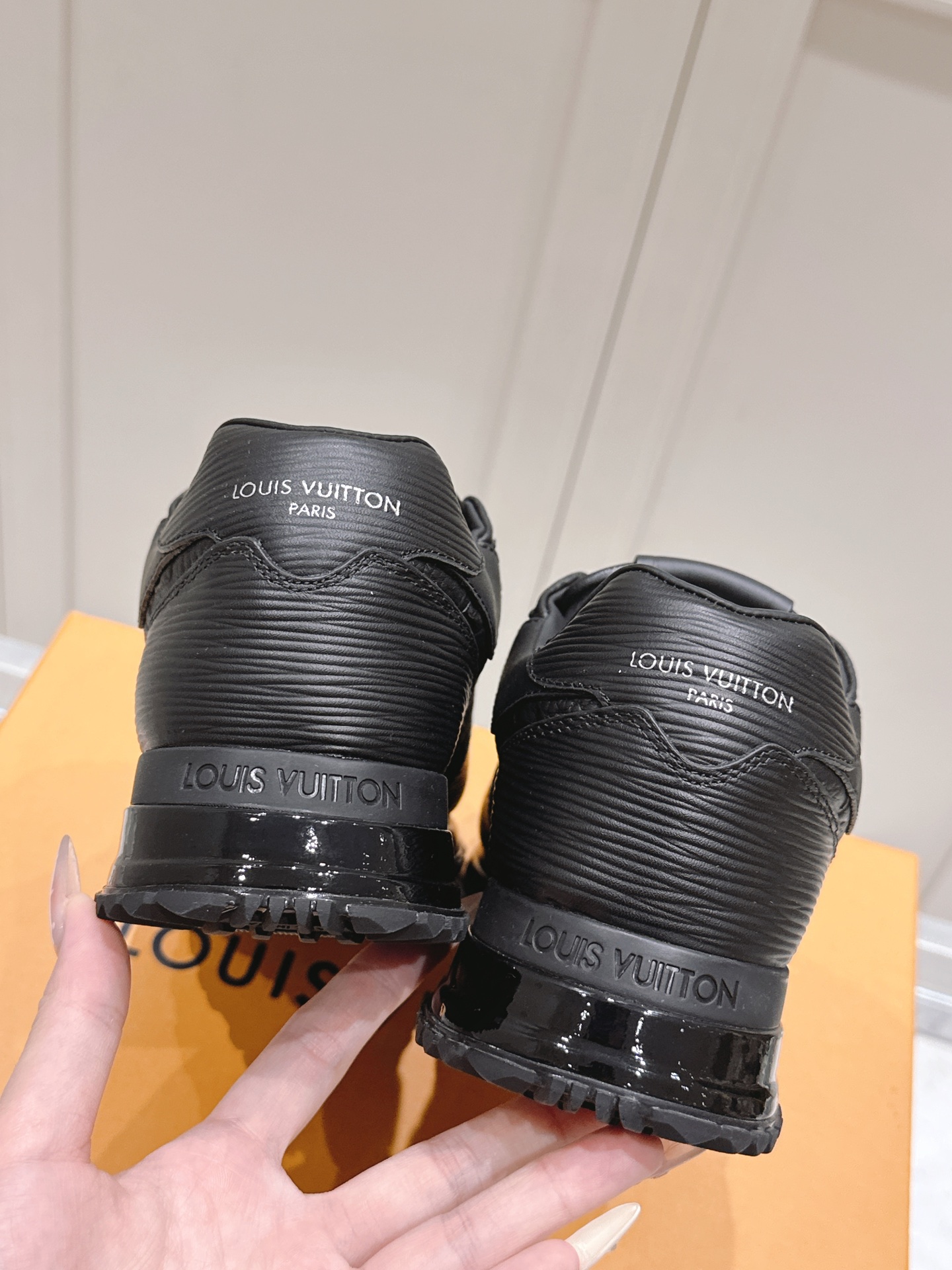 LV運動鞋 高仿全黑Monogram壓紋復刻原單慢跑鞋｜歐美奢侈品精品推薦