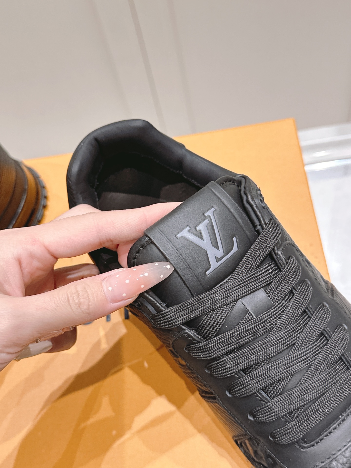 LV運動鞋 高仿全黑Monogram壓紋復刻原單慢跑鞋｜歐美奢侈品精品推薦